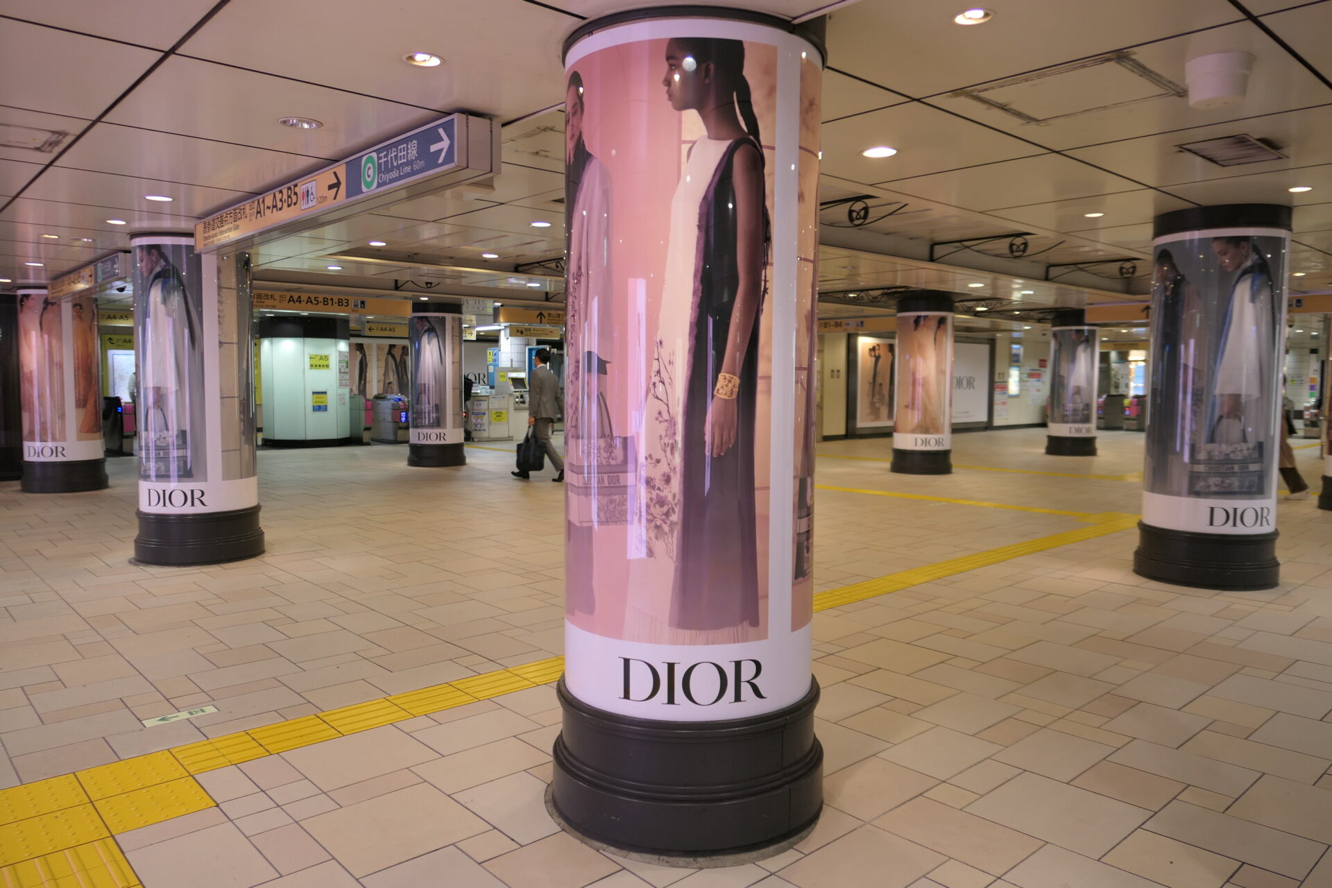 東京メトロ表参道柱巻