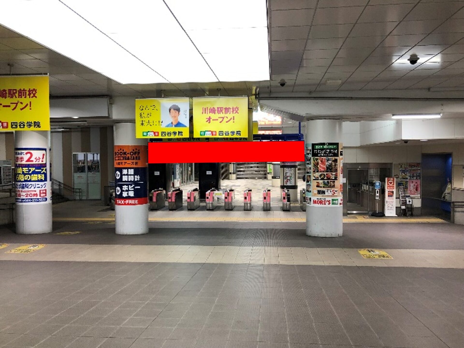 京急川崎駅 発車案内装置裏広告