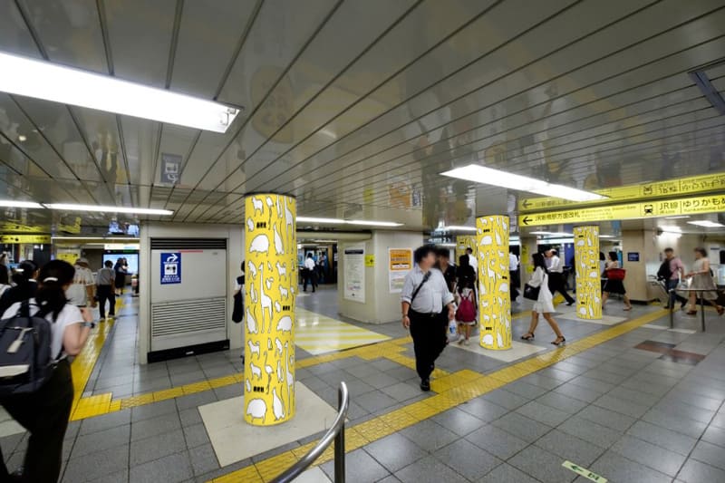 東京メトロ 新橋駅柱巻