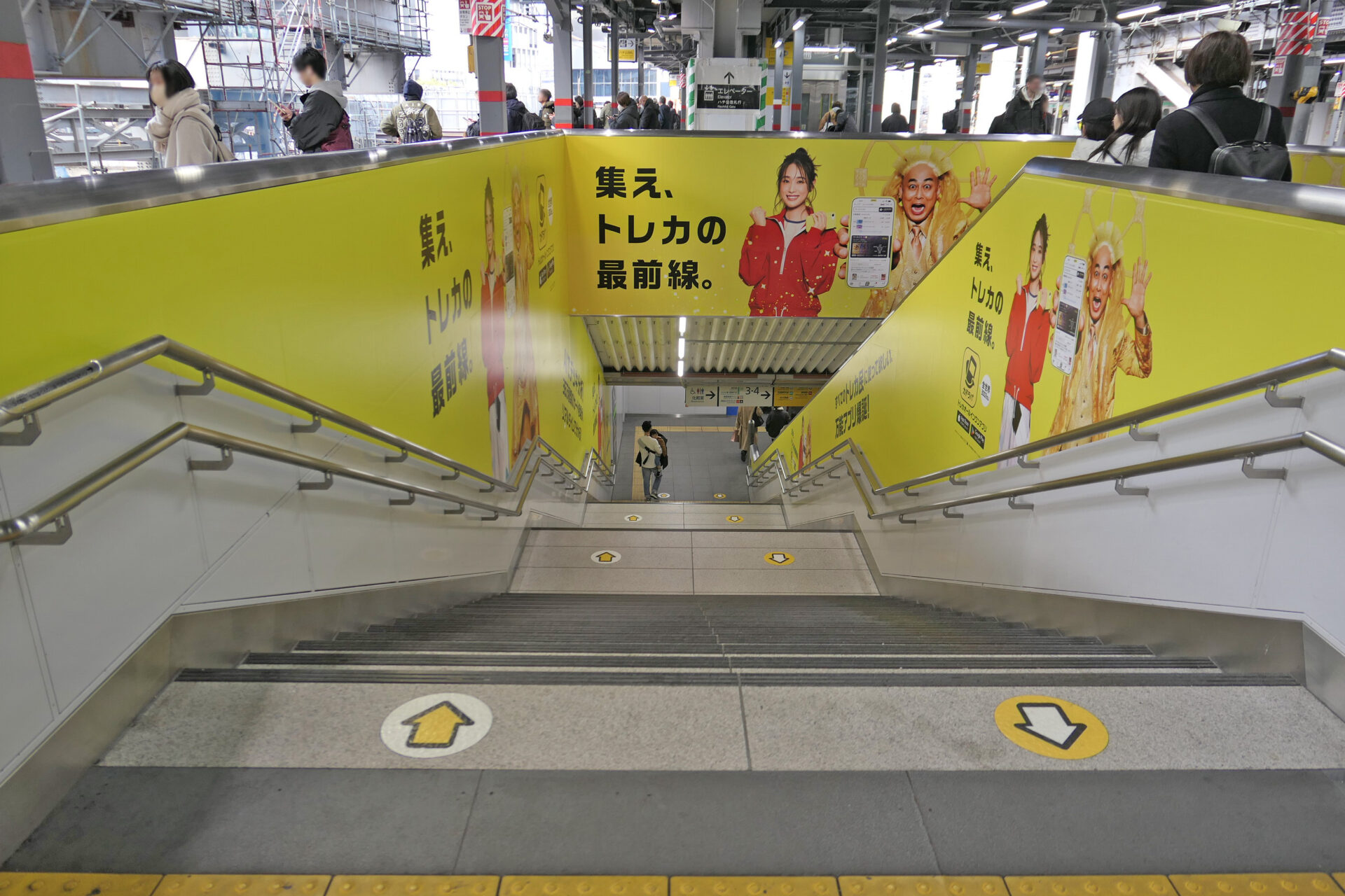 JR渋谷ハチ公改札内階段ラッピング