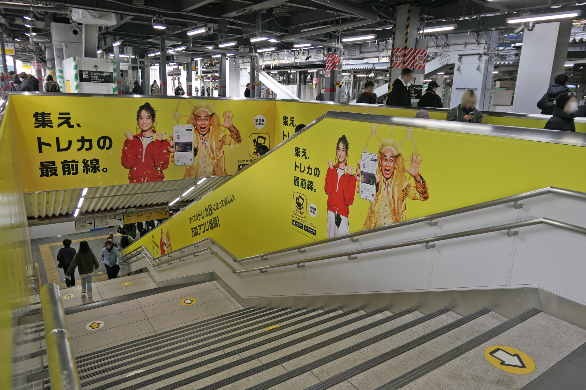 JR渋谷ハチ公改札内階段ラッピング