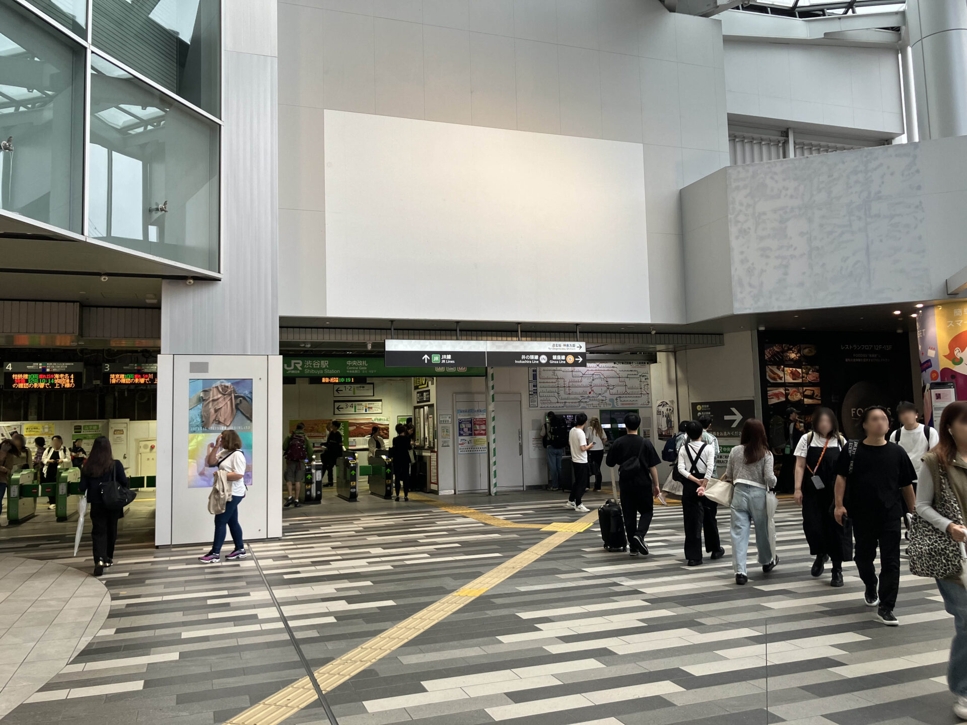渋谷スクランブルスクエア3階JR線改札上壁面