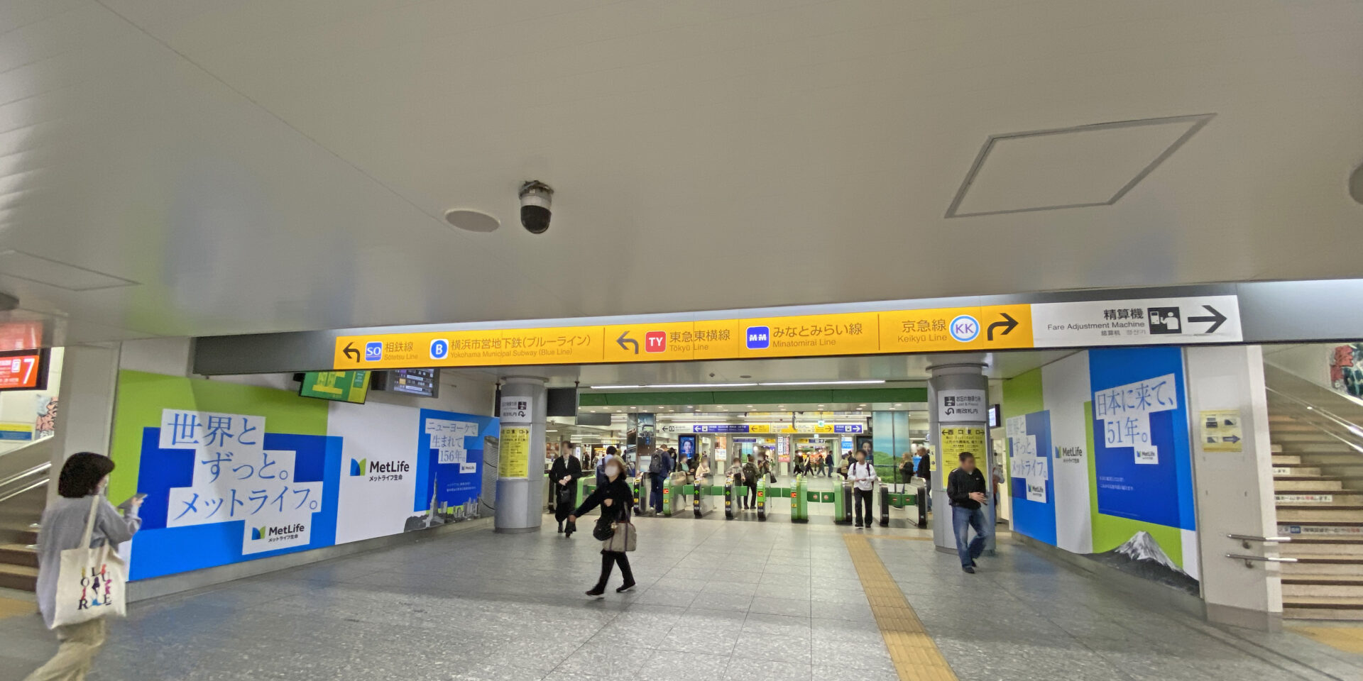 20240513-JR横浜中央改札内フルラッピング(壁面)