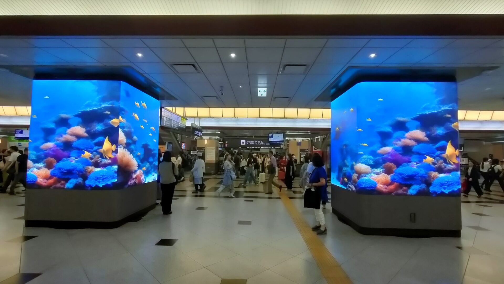 大阪駅中央口柱巻きLEDビジョン