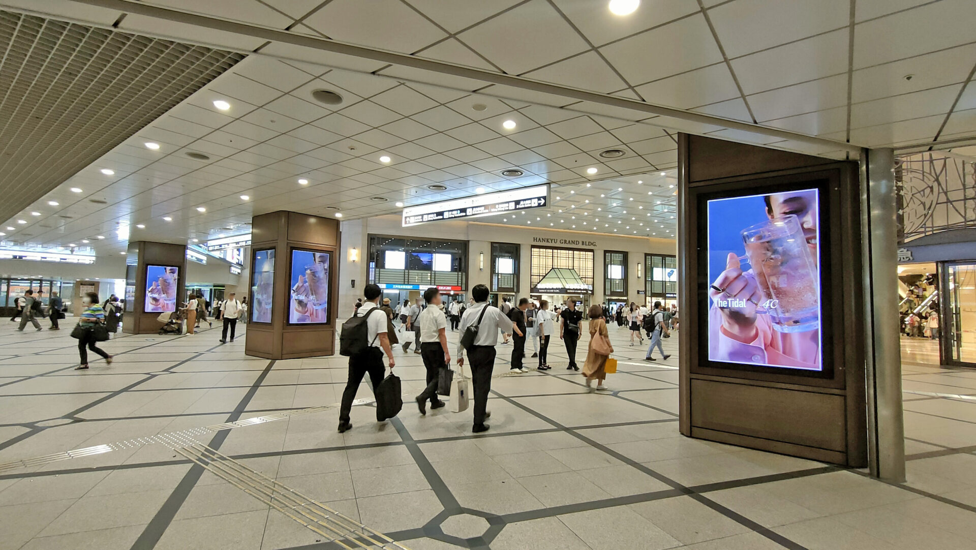 阪急デジタルサイネージ百貨店前