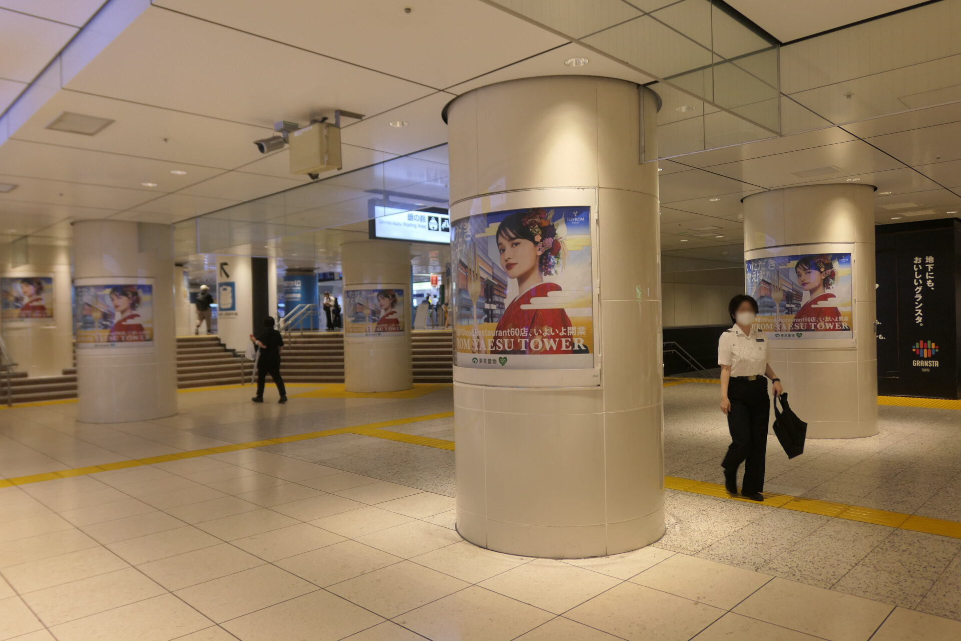 JR東京駅新幹線乗り換え口前ポスタージャック