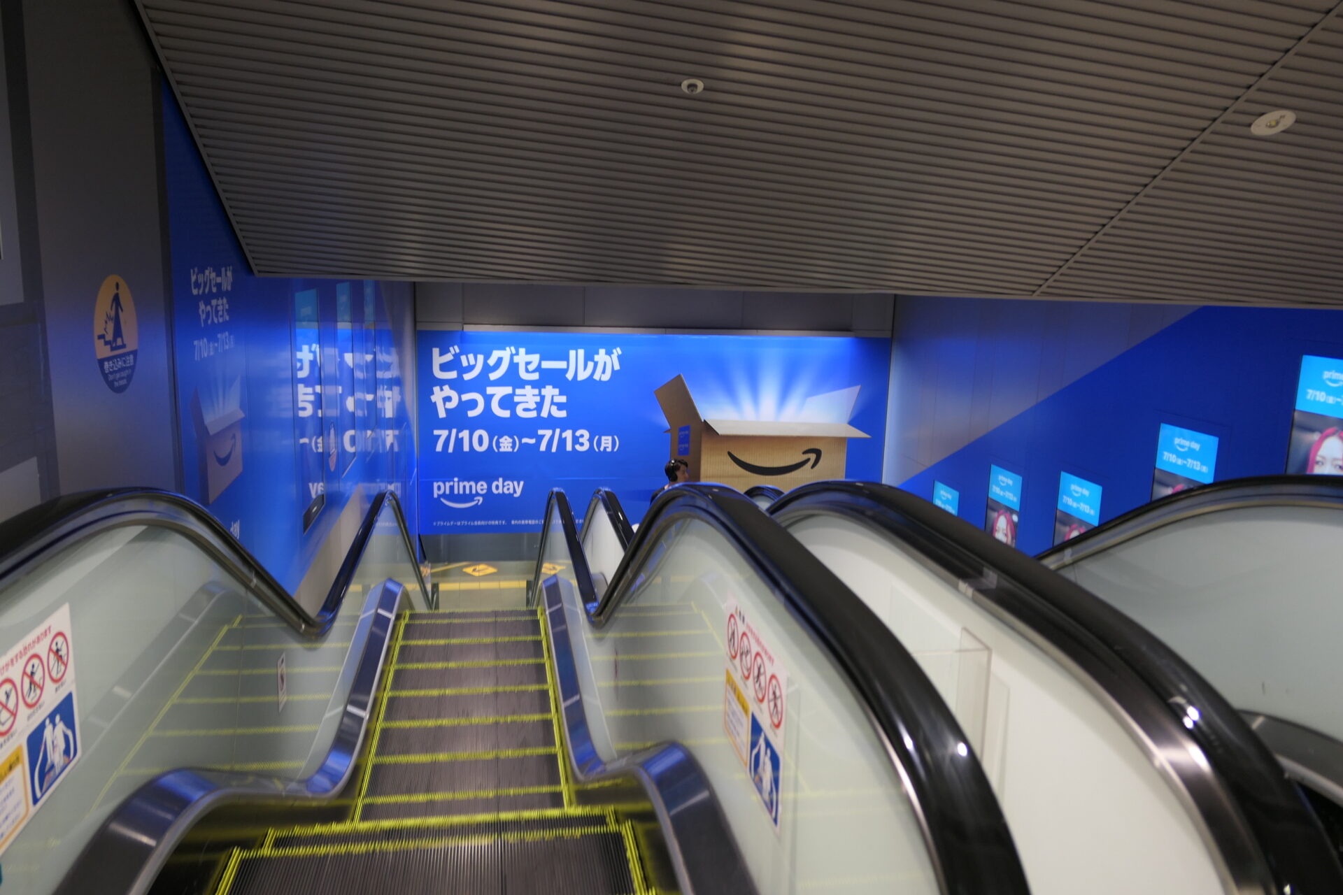 東急田都渋谷駅階段壁面サイネージラッピング＋渋谷7番ボード