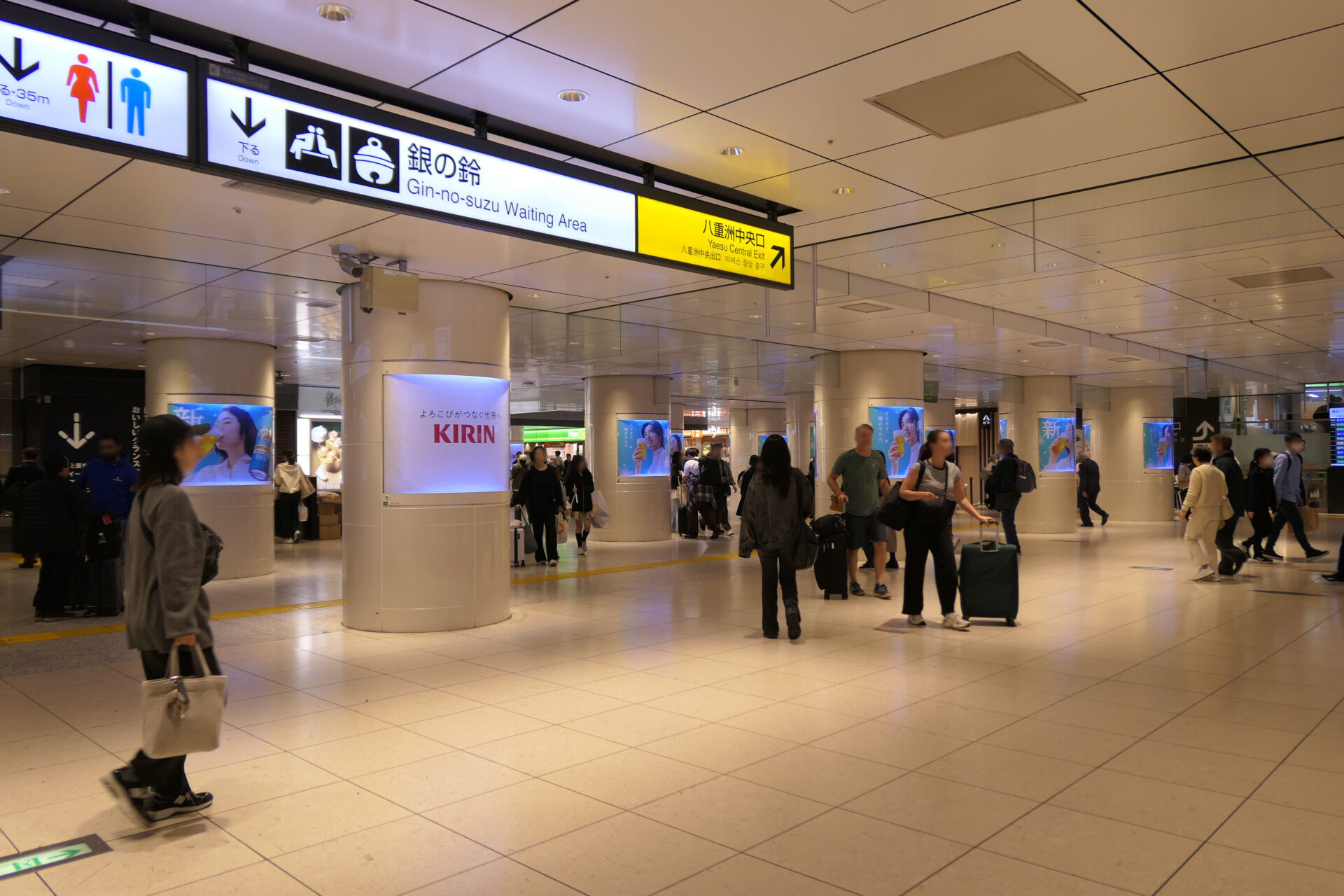 JR東京駅新幹線乗り換え口前ポスタージャック