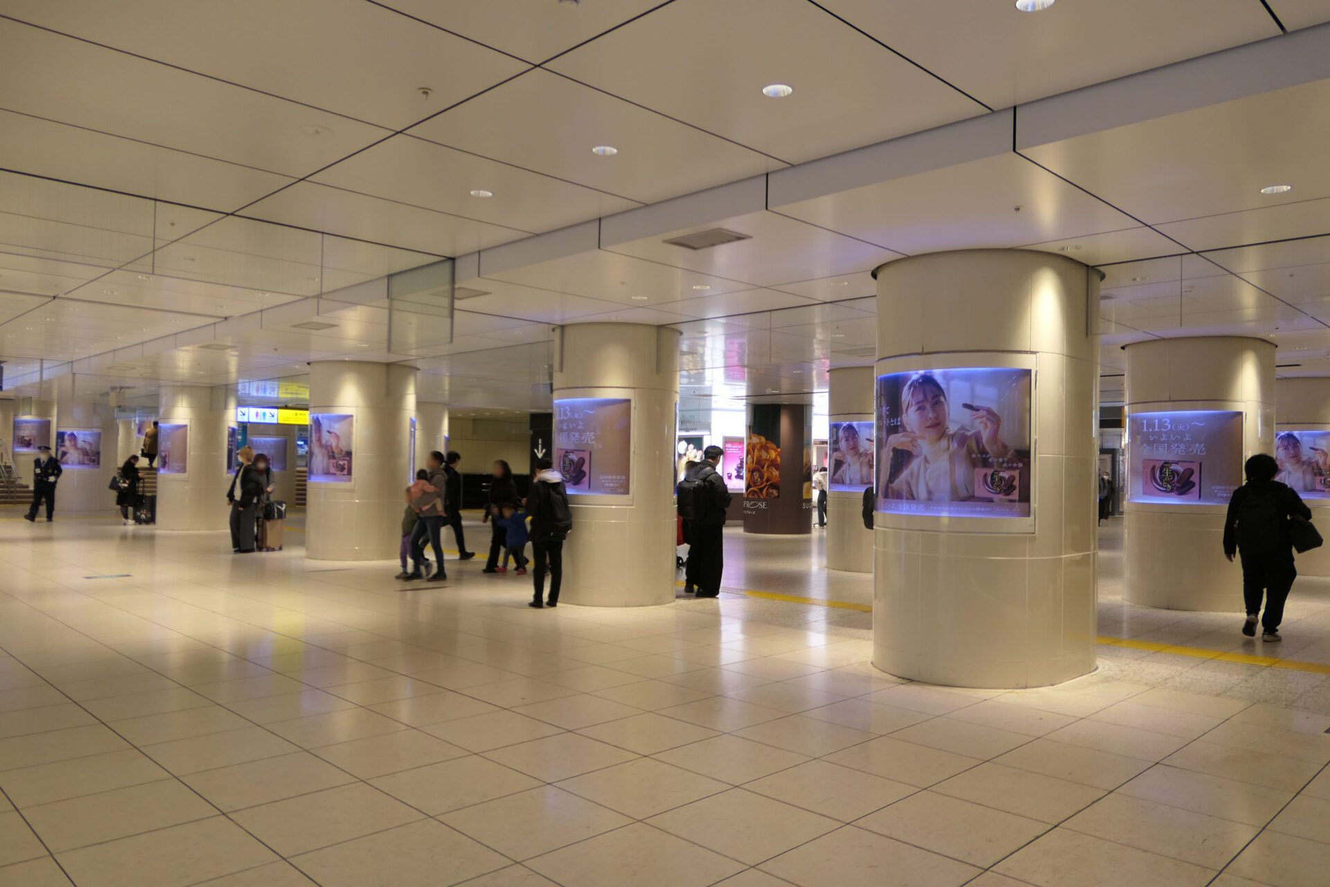 JR東京駅新幹線乗り換え口前ポスタージャック