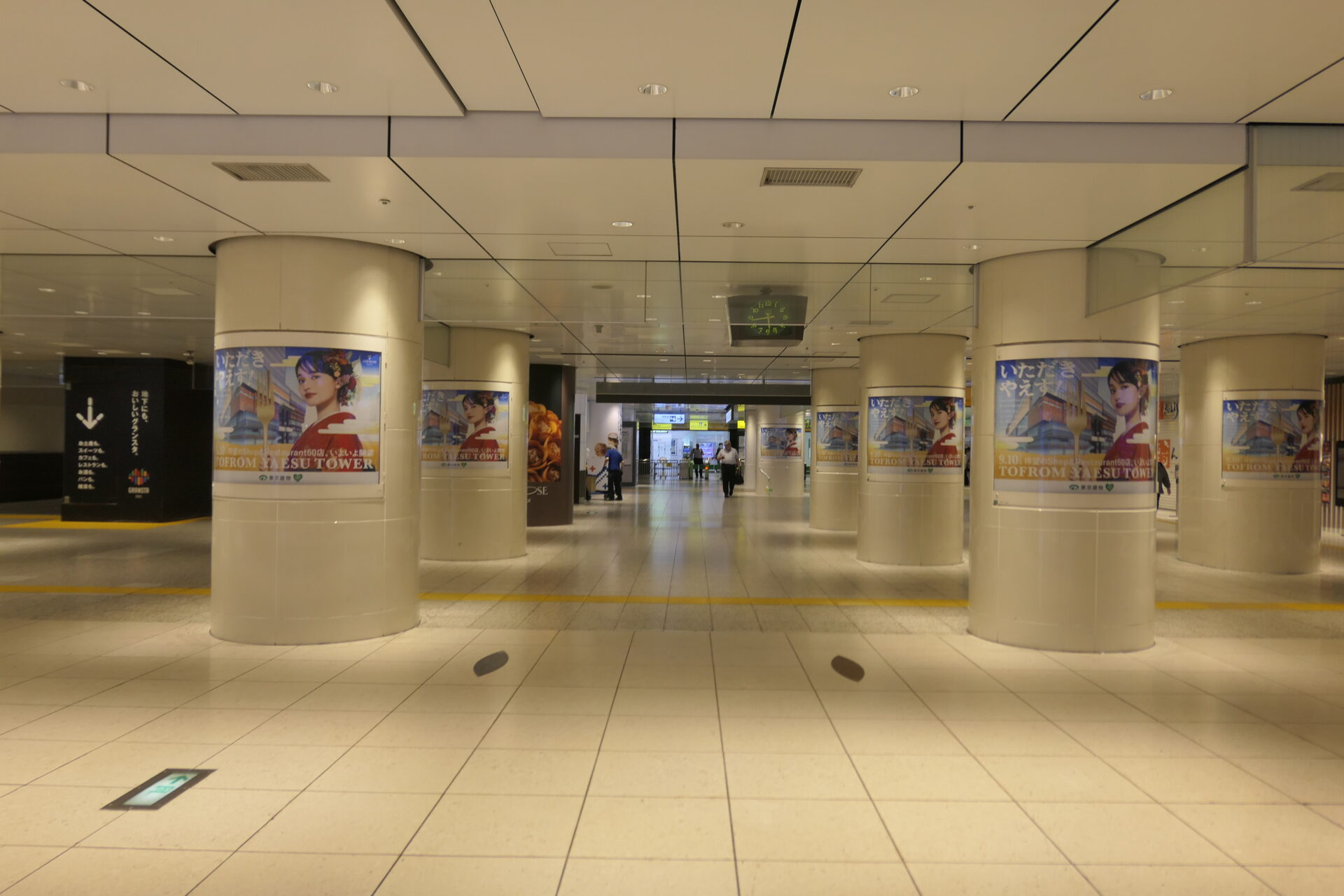 JR東京駅新幹線乗り換え口前ポスタージャック