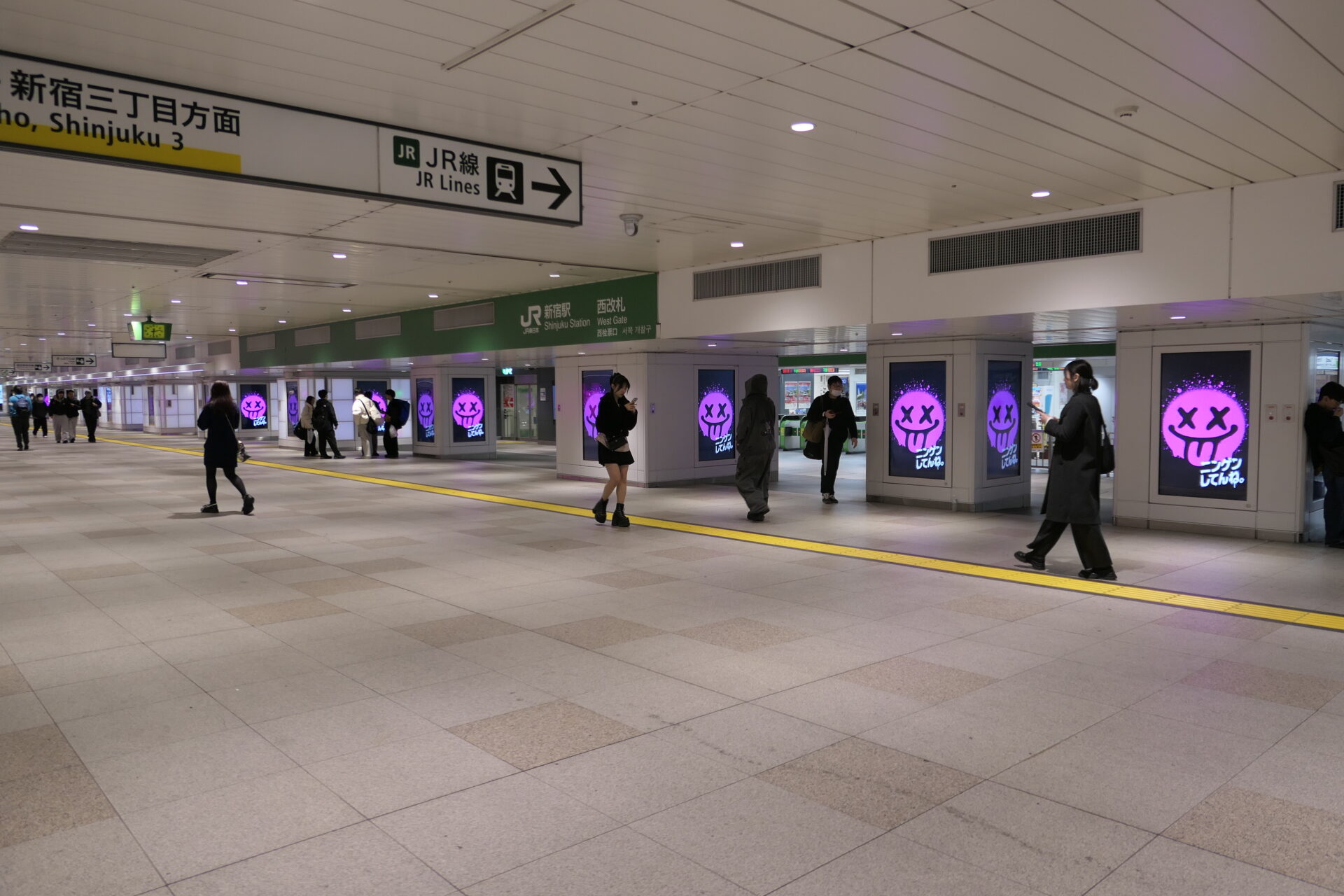 新宿JADビジョン東西自由通路＆新宿JADビジョン西改札