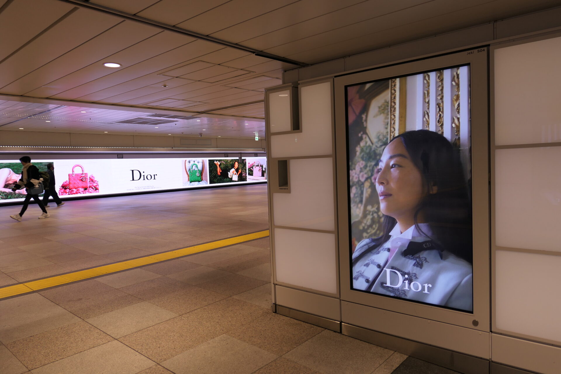JR東日本新宿JADビジョン東西自由通路＆新宿JADビジョン西改札