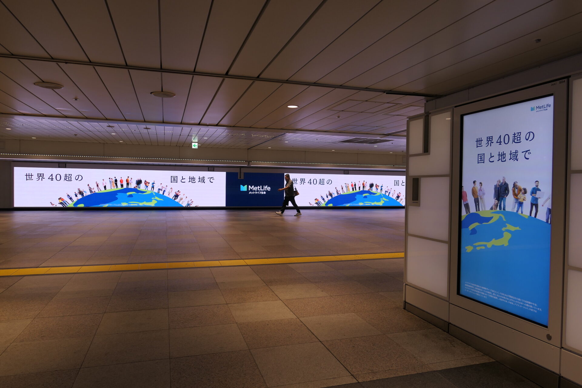 新宿JADビジョン東西自由通路＆新宿JADビジョン西改札