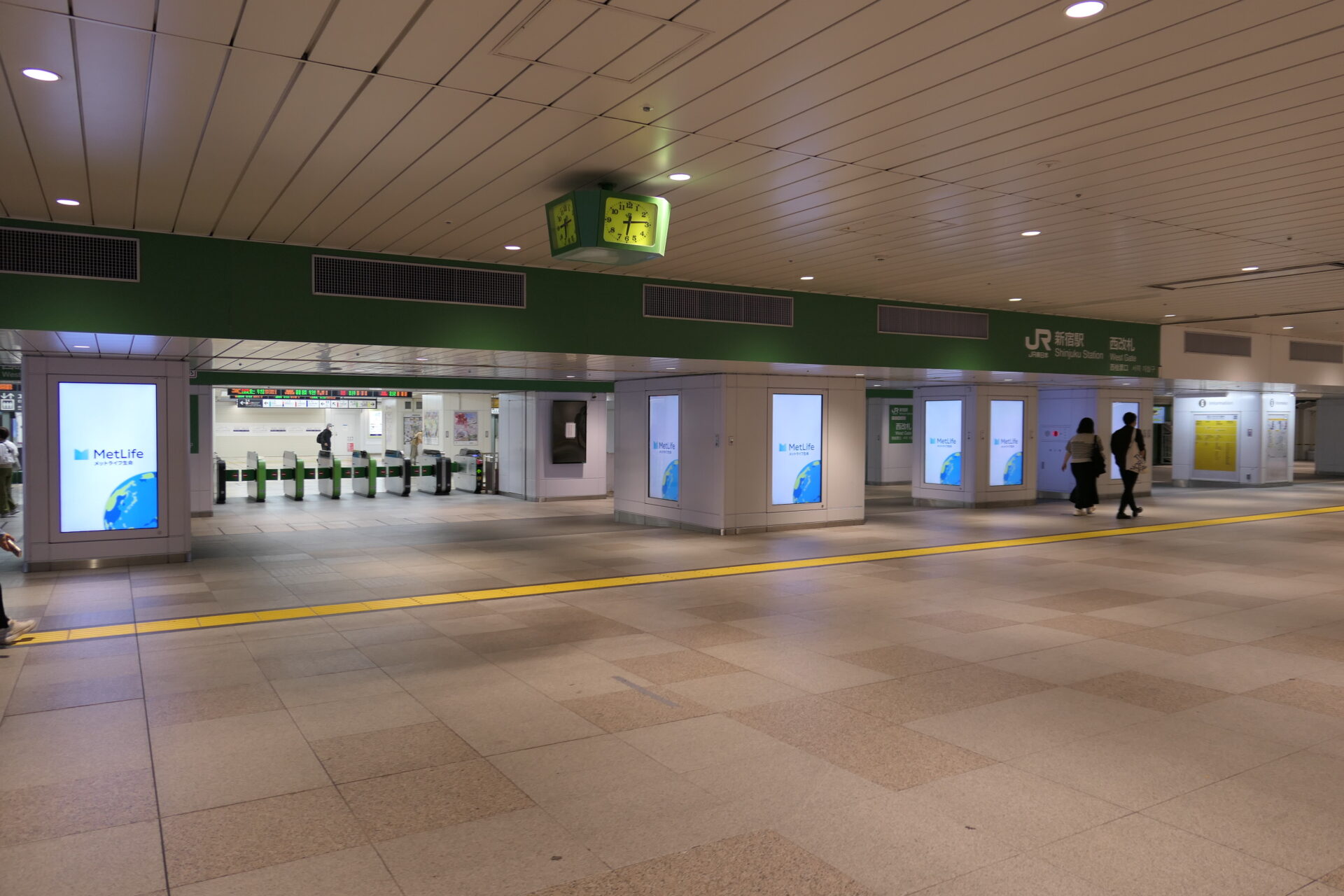 新宿JADビジョン東西自由通路＆新宿JADビジョン西改札