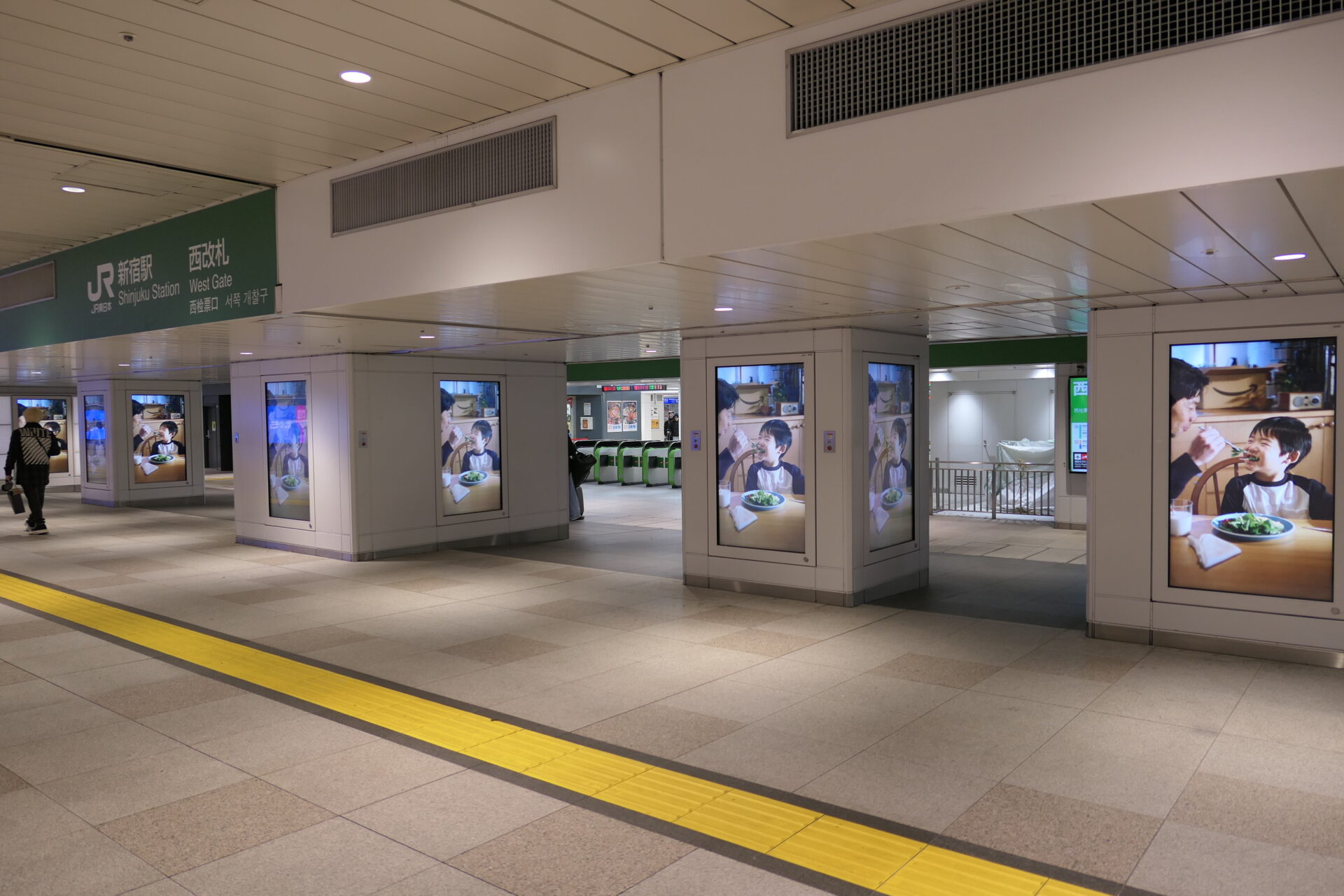 JR東日本新宿JADビジョン東西自由通路＆新宿JADビジョン西改札