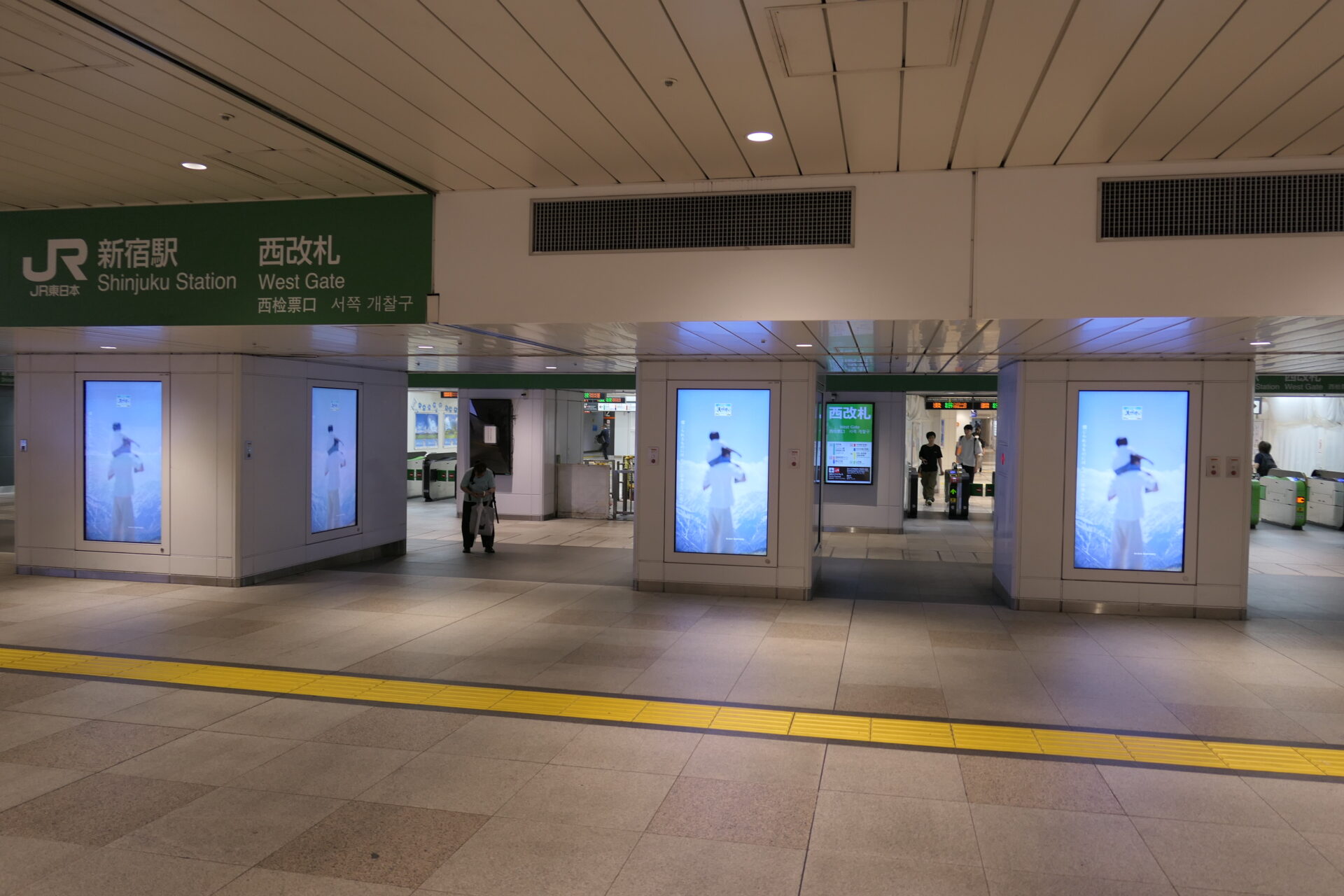 JR東日本新宿JADビジョン東西自由通路＆新宿JADビジョン西改札