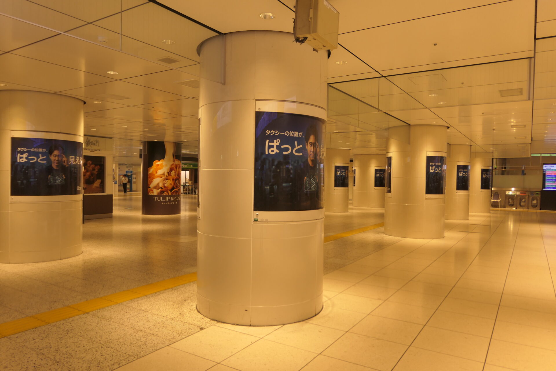 JR東京駅新幹線乗り換え口前ポスタージャック