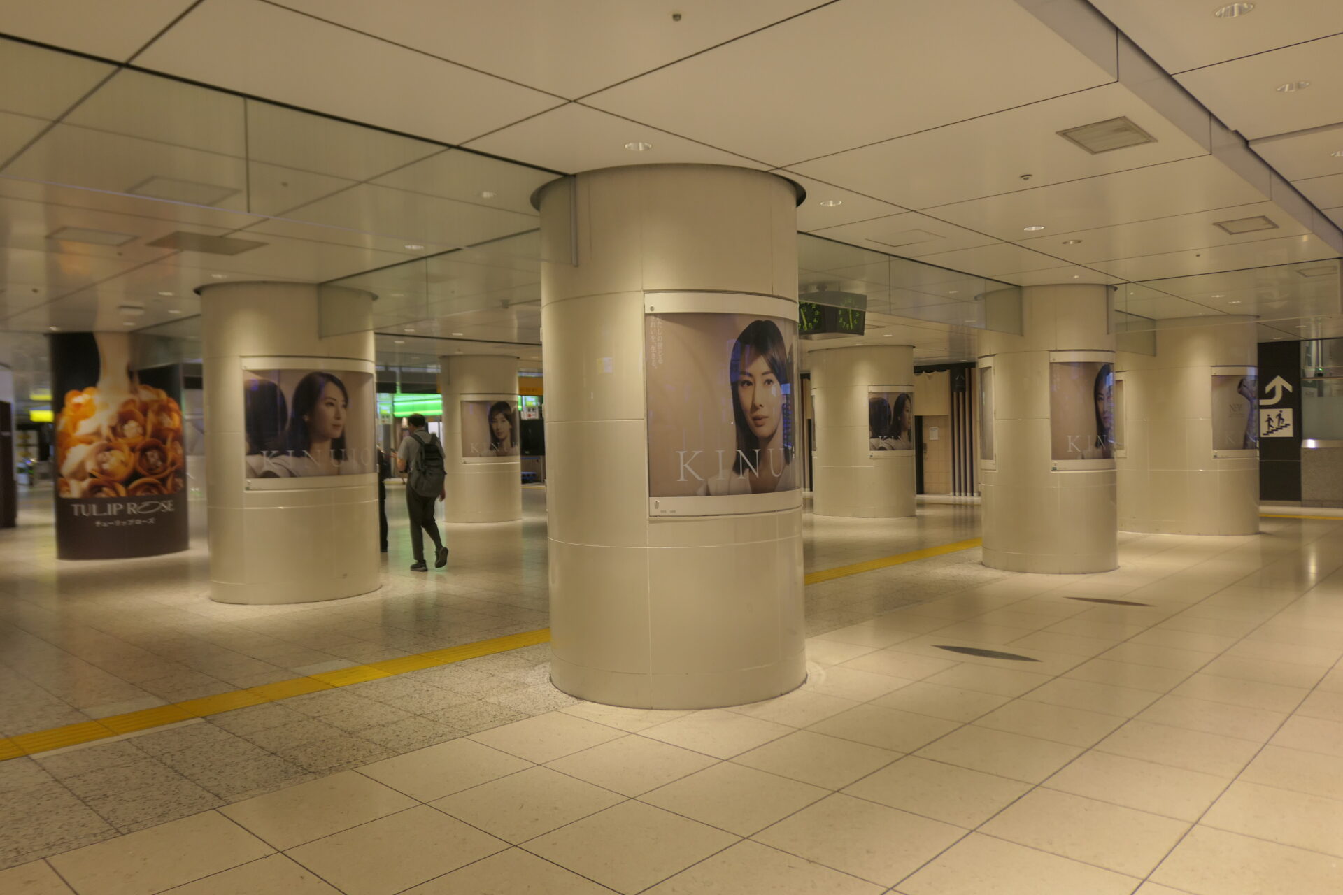 JR東京駅新幹線乗り換え口前ポスタージャック