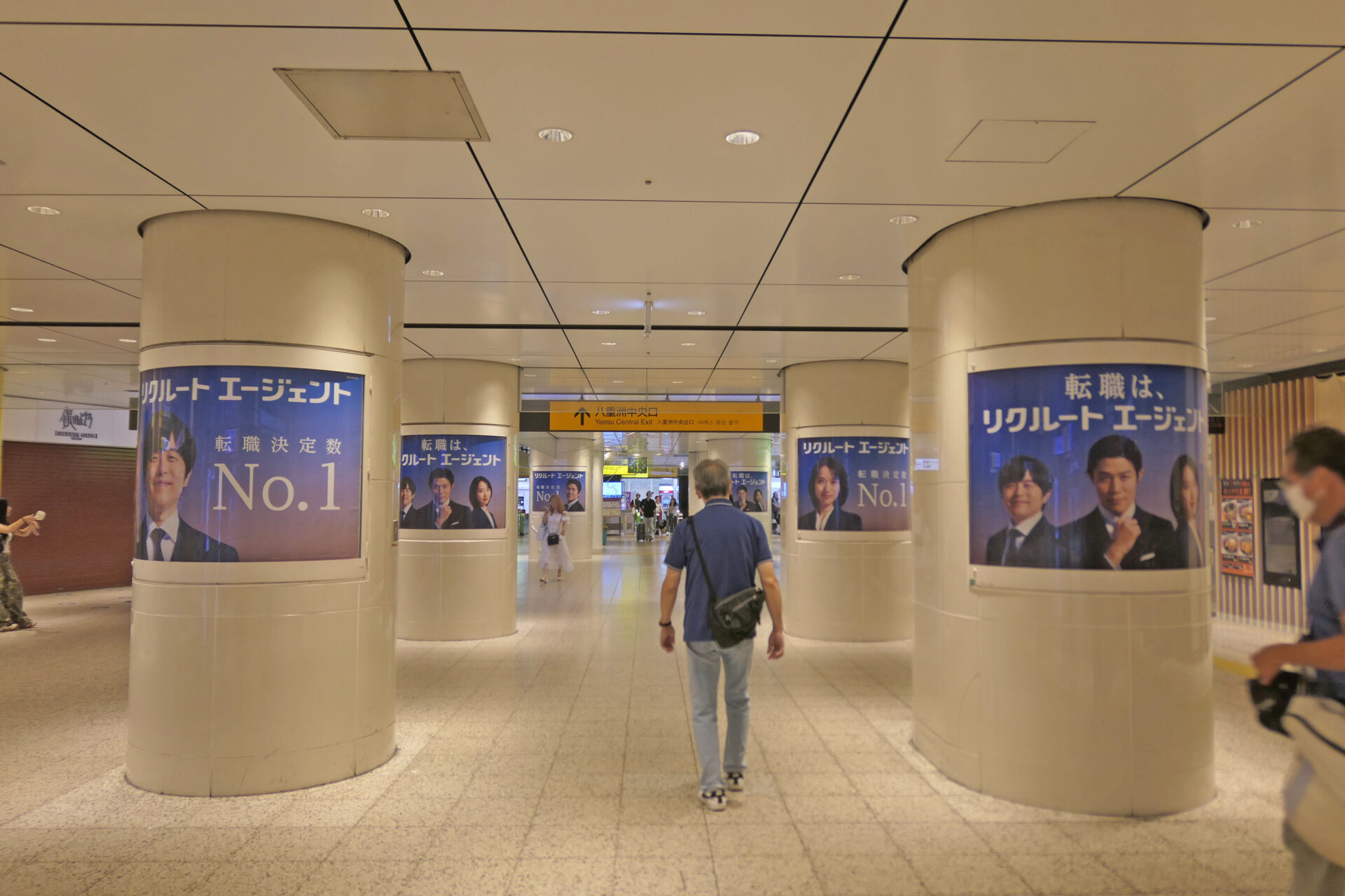 JR東京駅新幹線乗り換え口前ポスタージャック