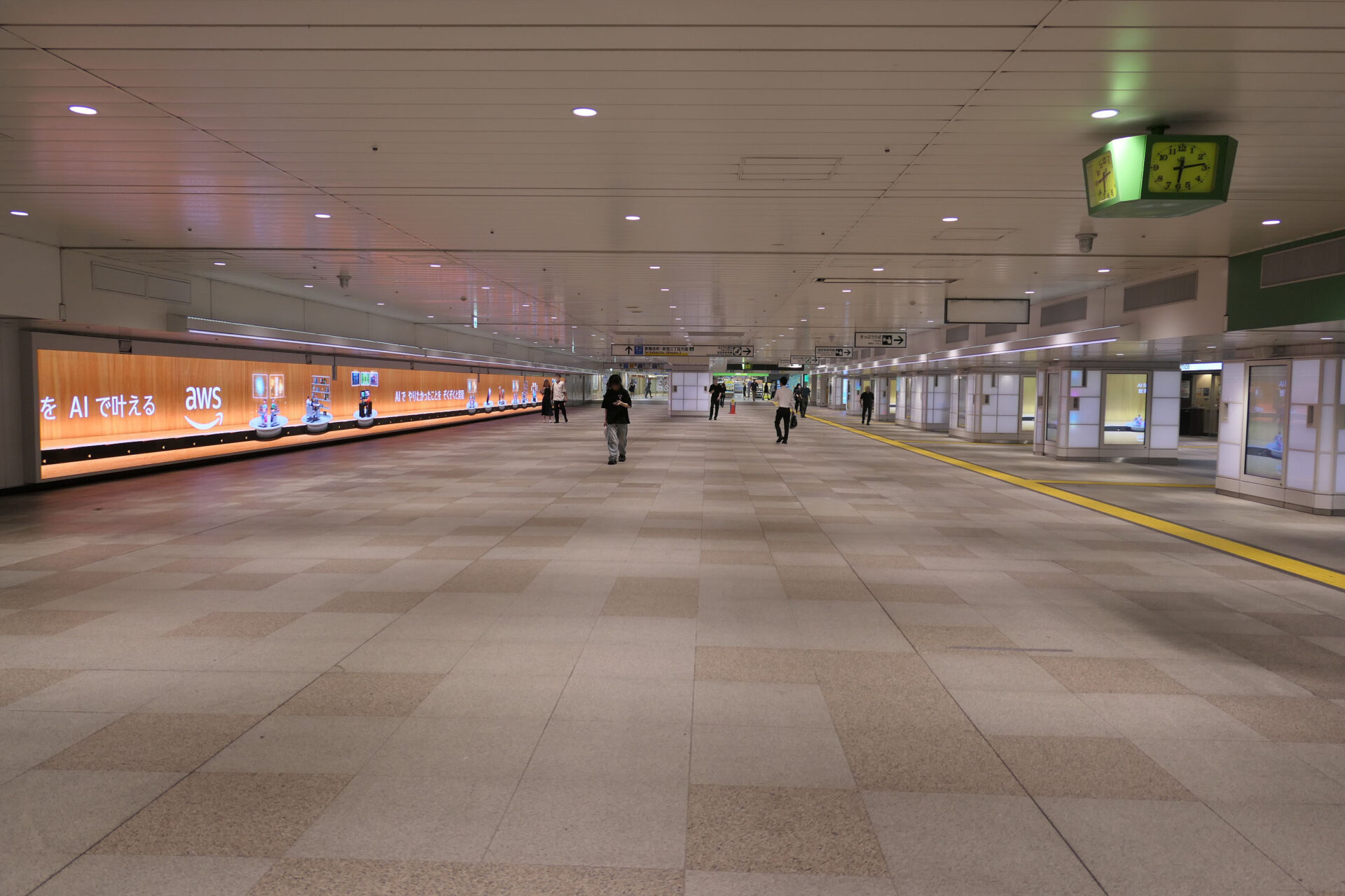 新宿JADビジョン東西自由通路＆新宿JADビジョン西改札