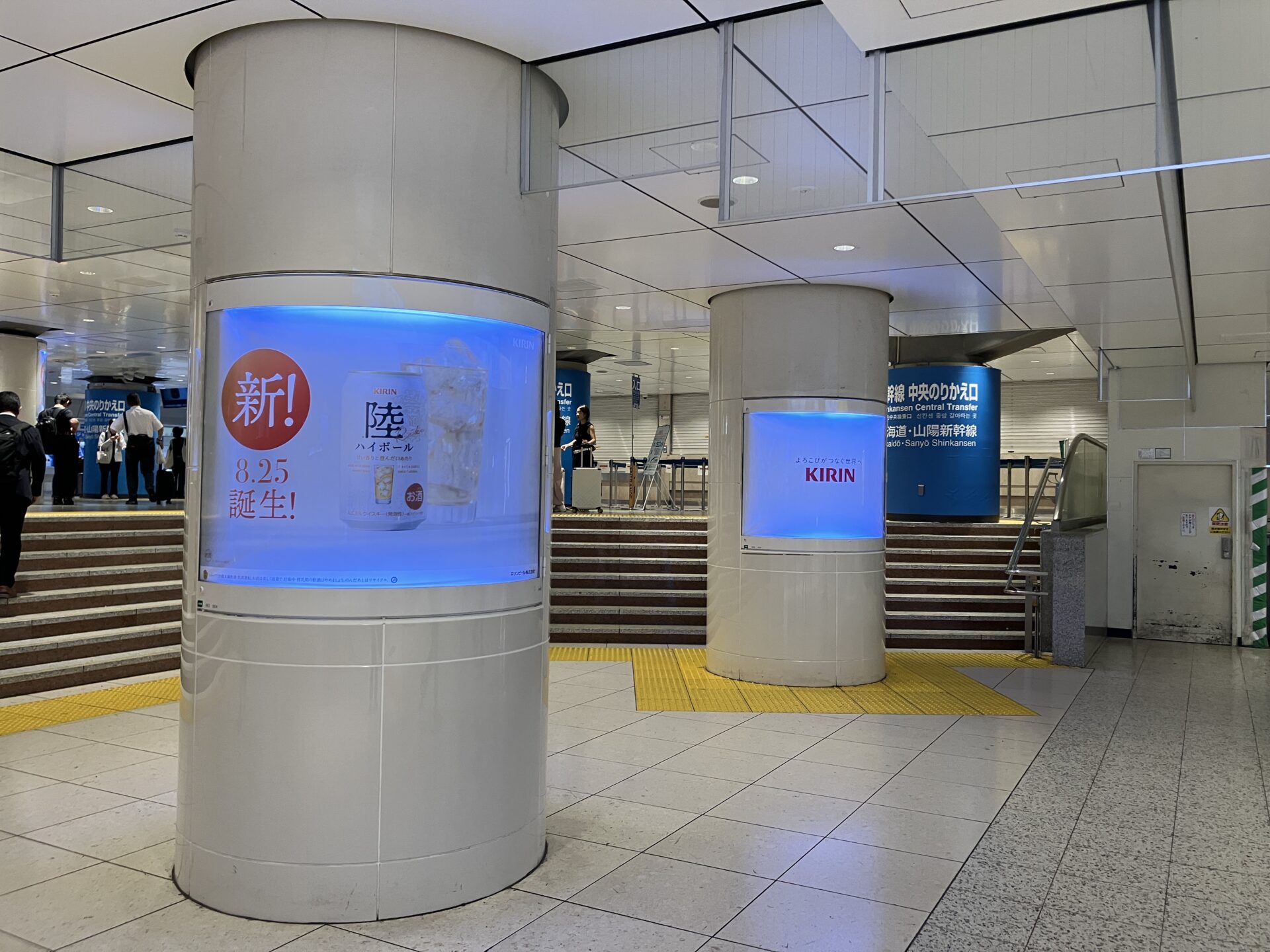 JR東京駅新幹線乗り換え口前ポスタージャック
