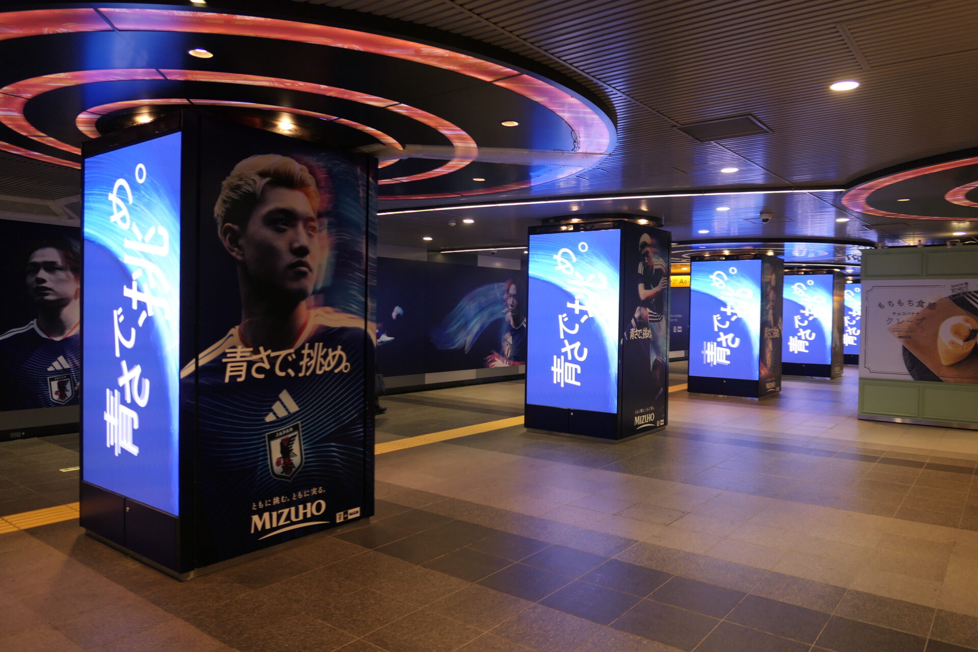 東京メトロ渋谷55ストリートビジョンラッピング＋柱巻