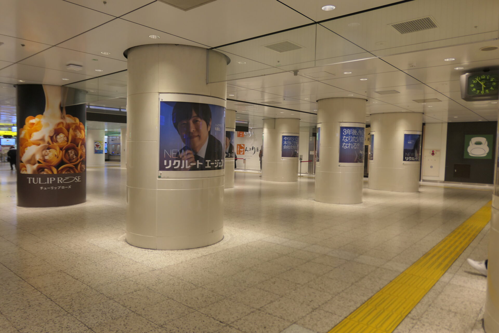 JR東京駅新幹線乗り換え口前ポスタージャック