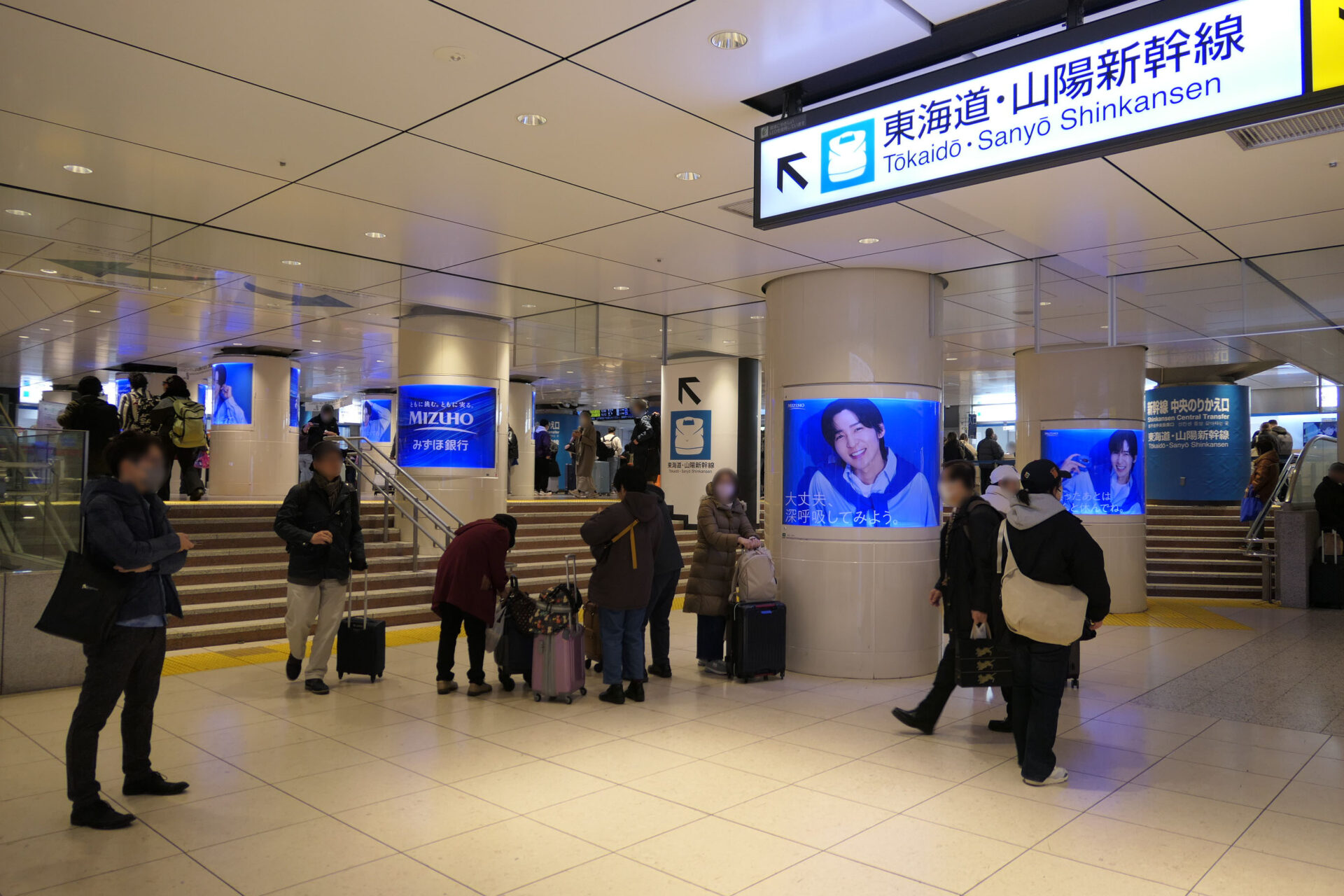 JR東京駅新幹線乗り換え口前ポスタージャック
