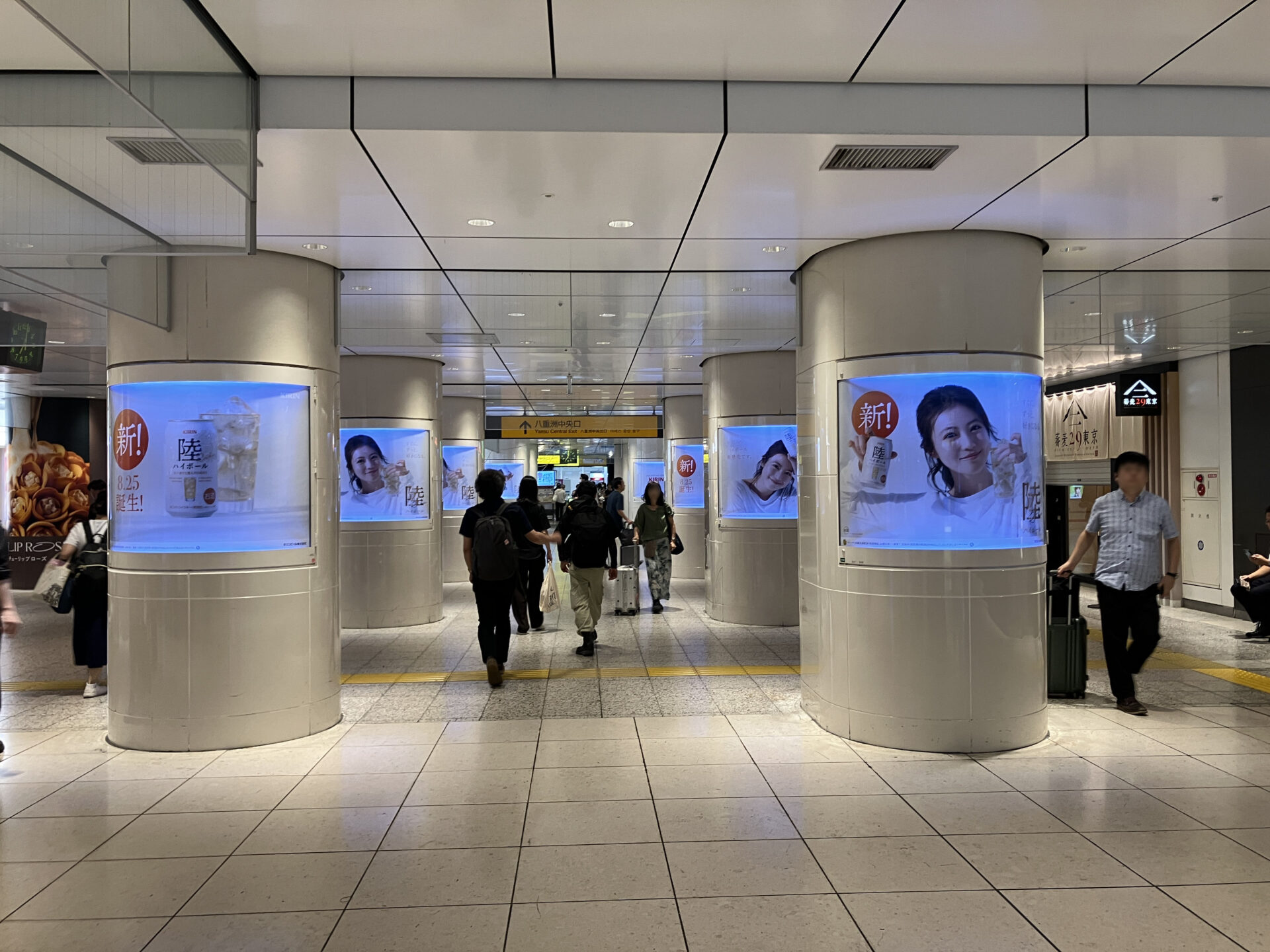 JR東京駅新幹線乗り換え口前ポスタージャック