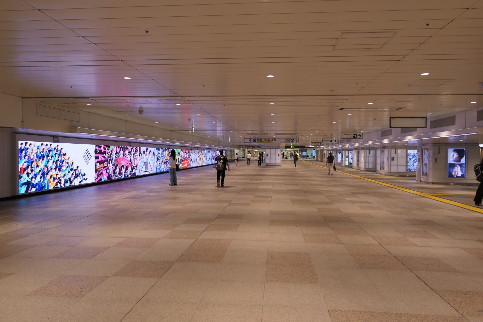 JR東日本新宿JADビジョン東西自由通路＆新宿JADビジョン西改札