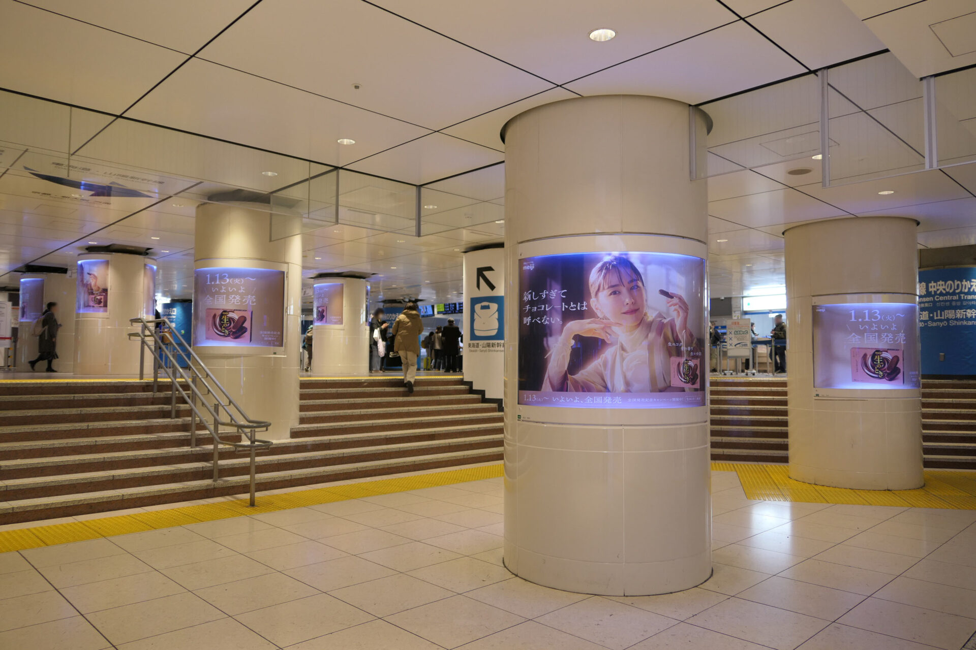 JR東京駅新幹線乗り換え口前ポスタージャック