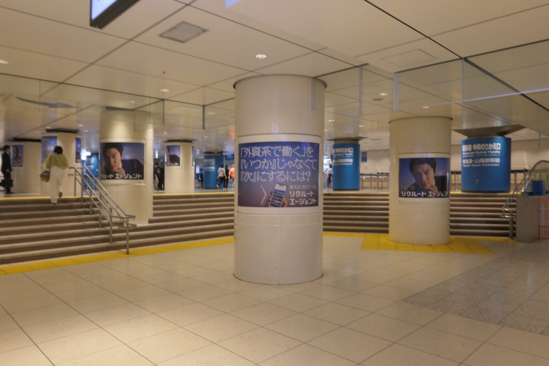 JR東京駅新幹線乗り換え口前ポスタージャック