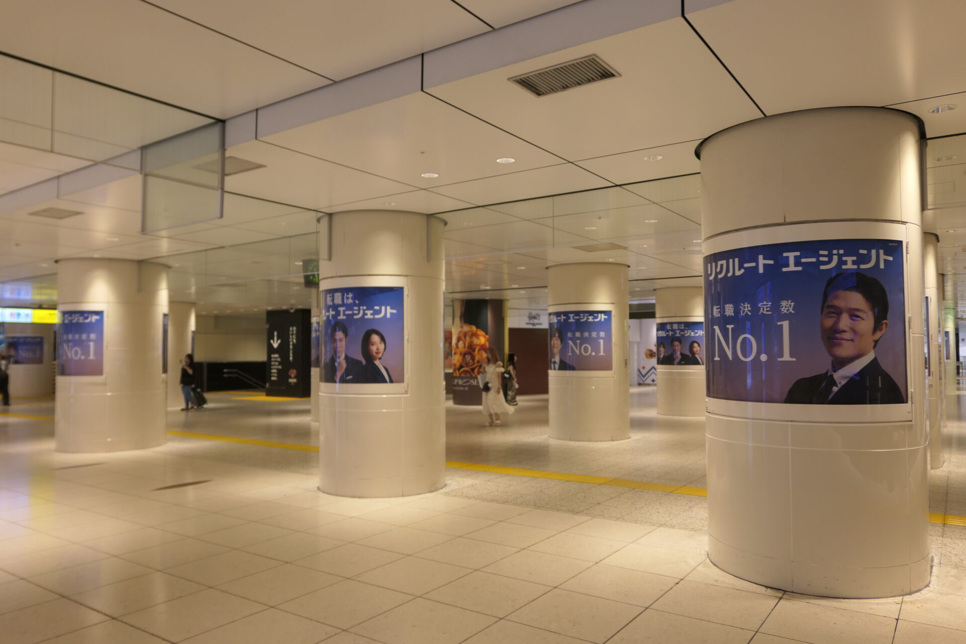 JR東京駅新幹線乗り換え口前ポスタージャック