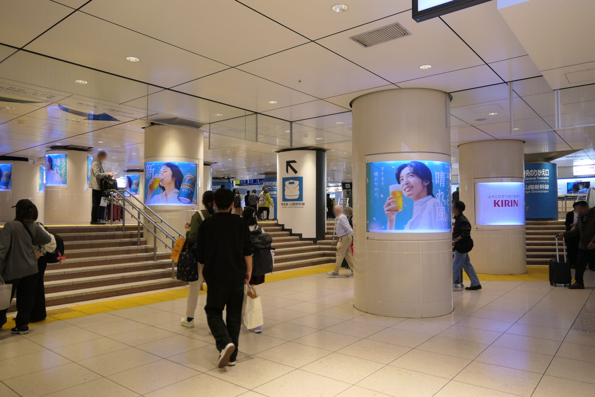 JR東京駅新幹線乗り換え口前ポスタージャック