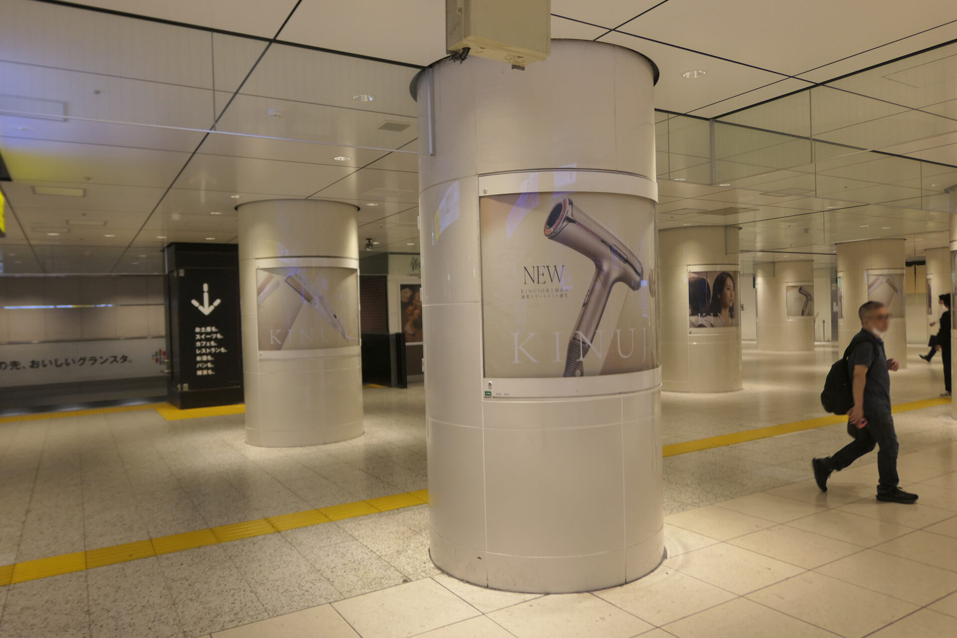 JR東京駅新幹線乗り換え口前ポスタージャック