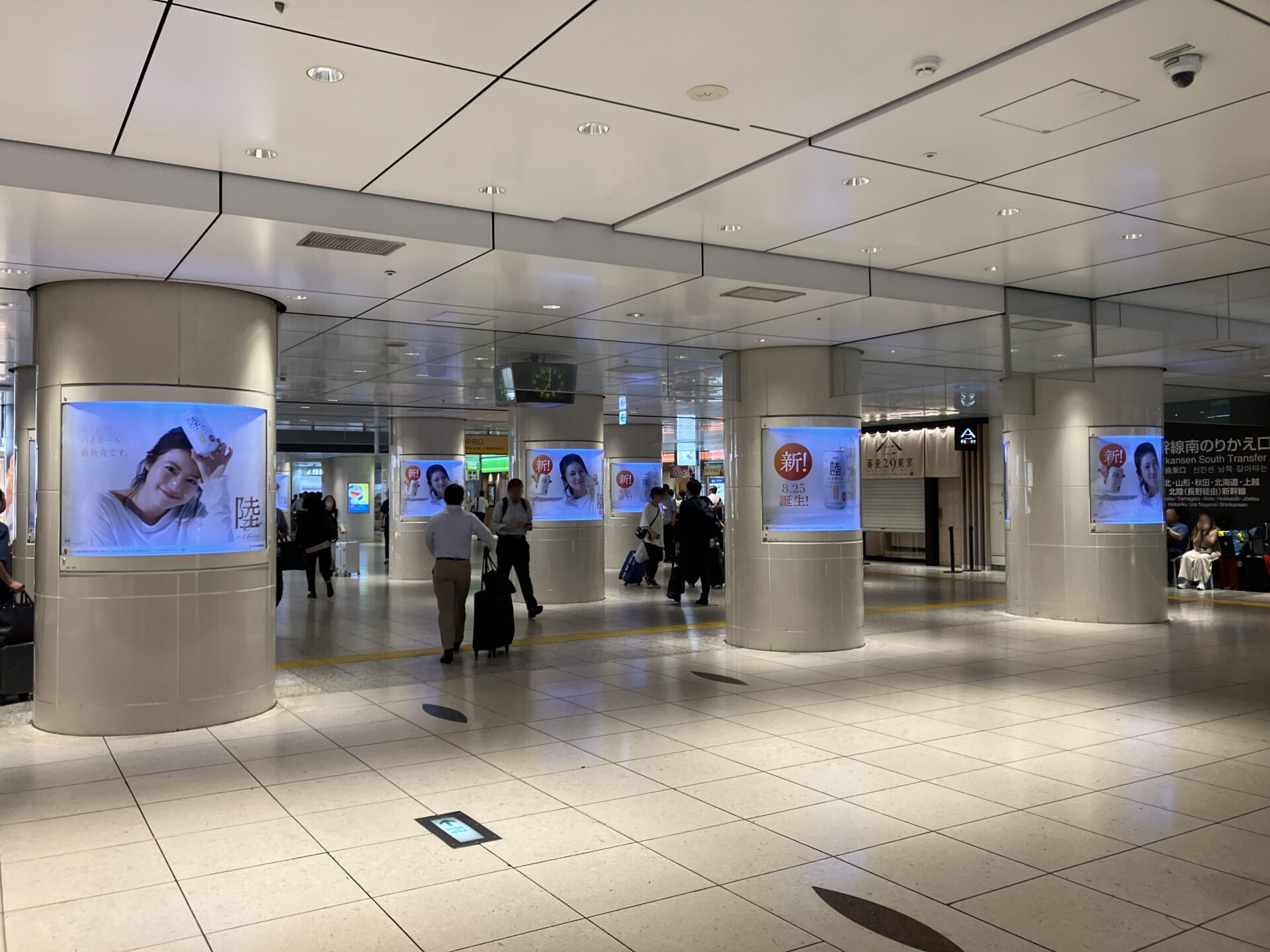 JR東京駅新幹線乗り換え口前ポスタージャック