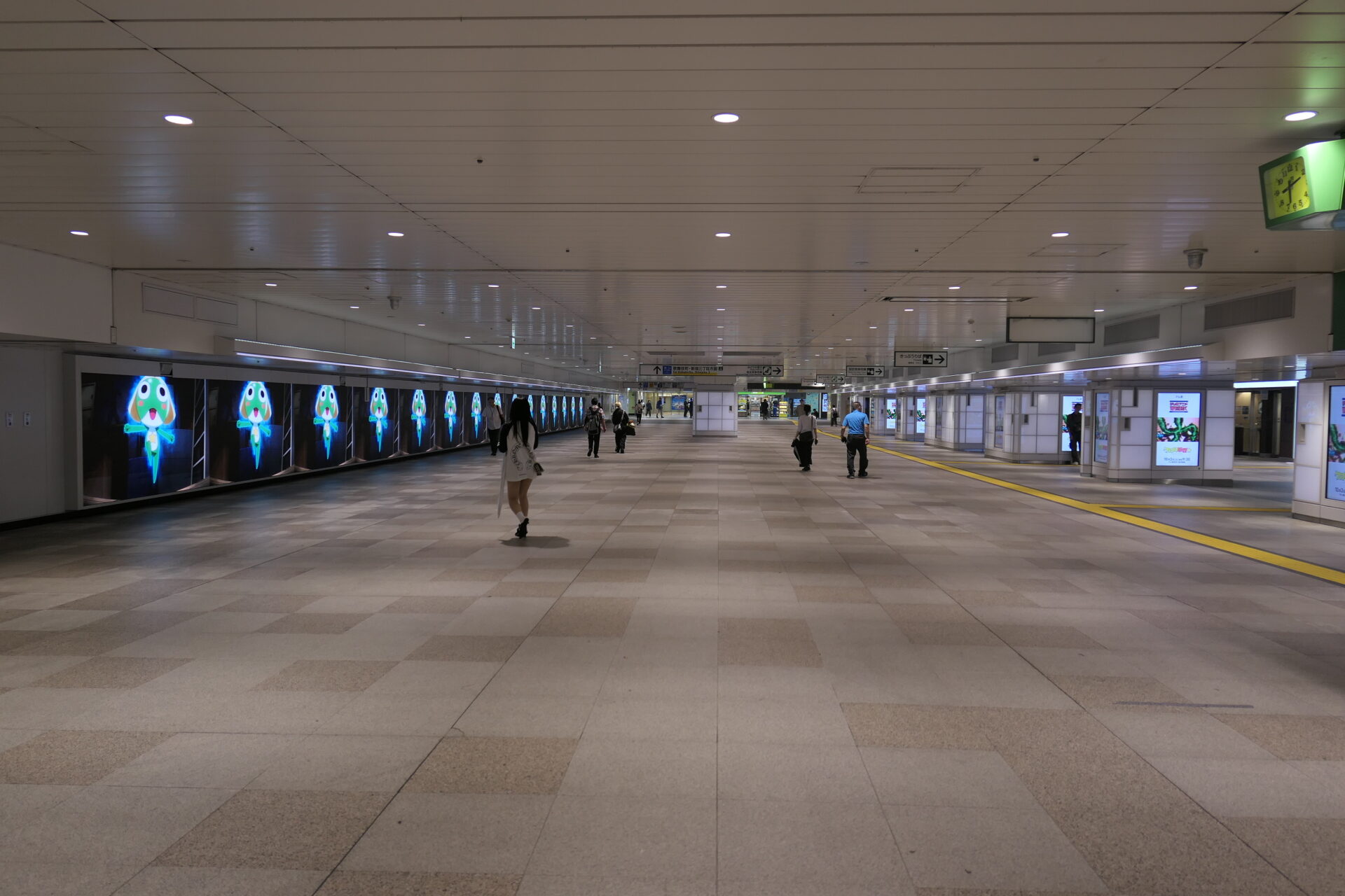 新宿JADビジョン東西自由通路＆新宿JADビジョン西改札