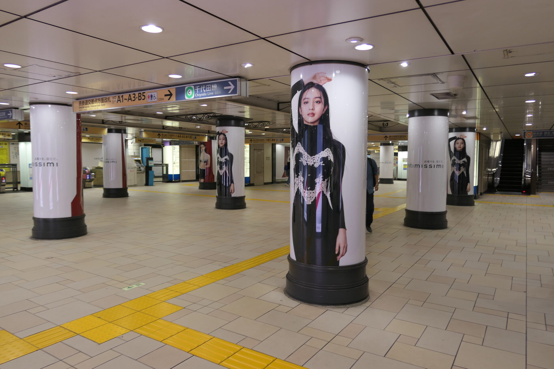 東京メトロ表参道柱巻