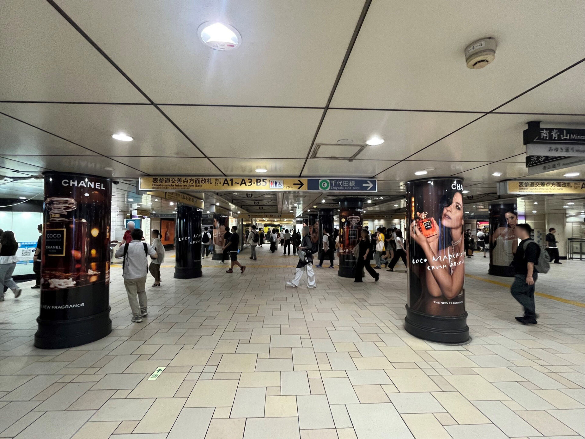 東京メトロ表参道柱巻