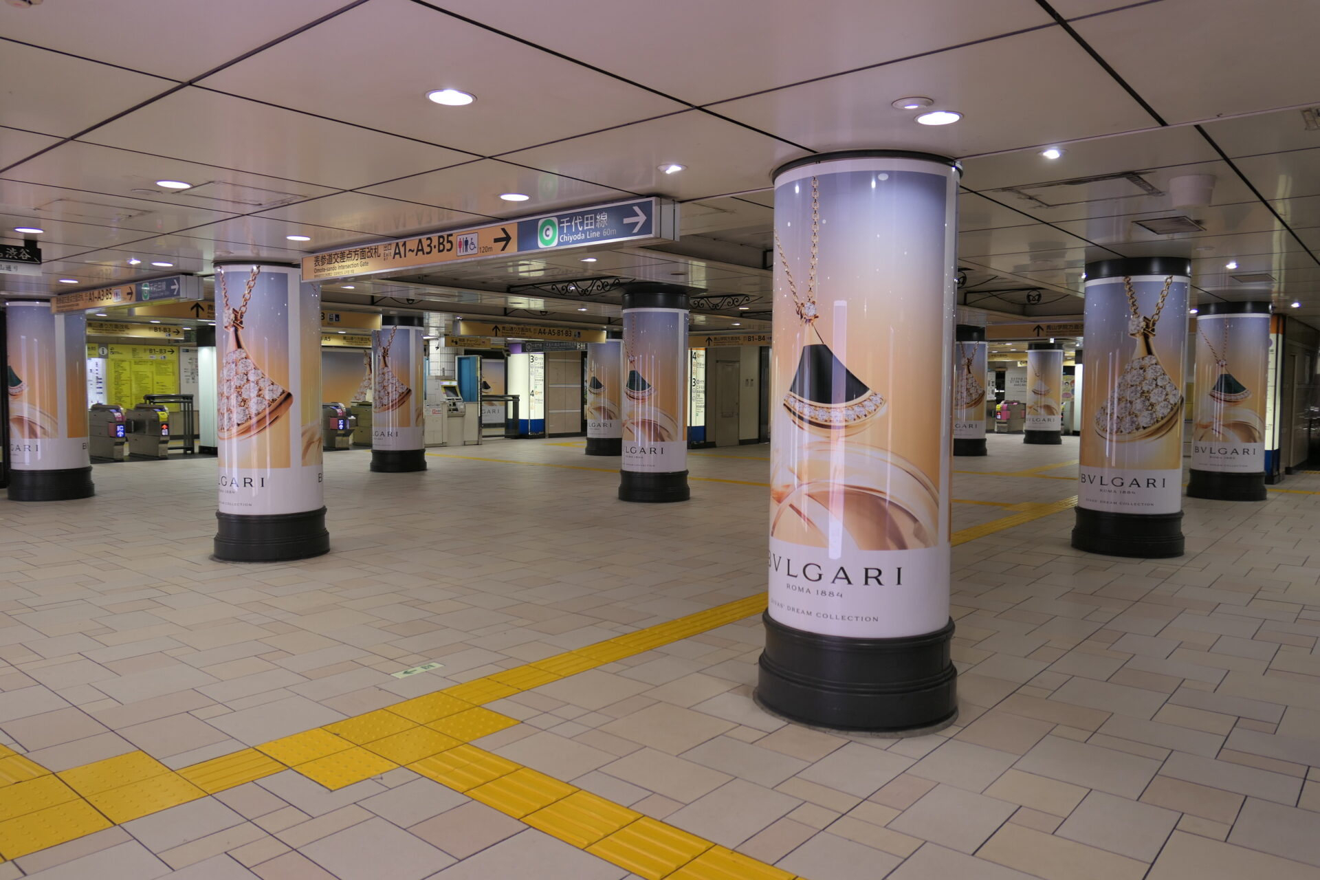 東京メトロ表参道柱巻