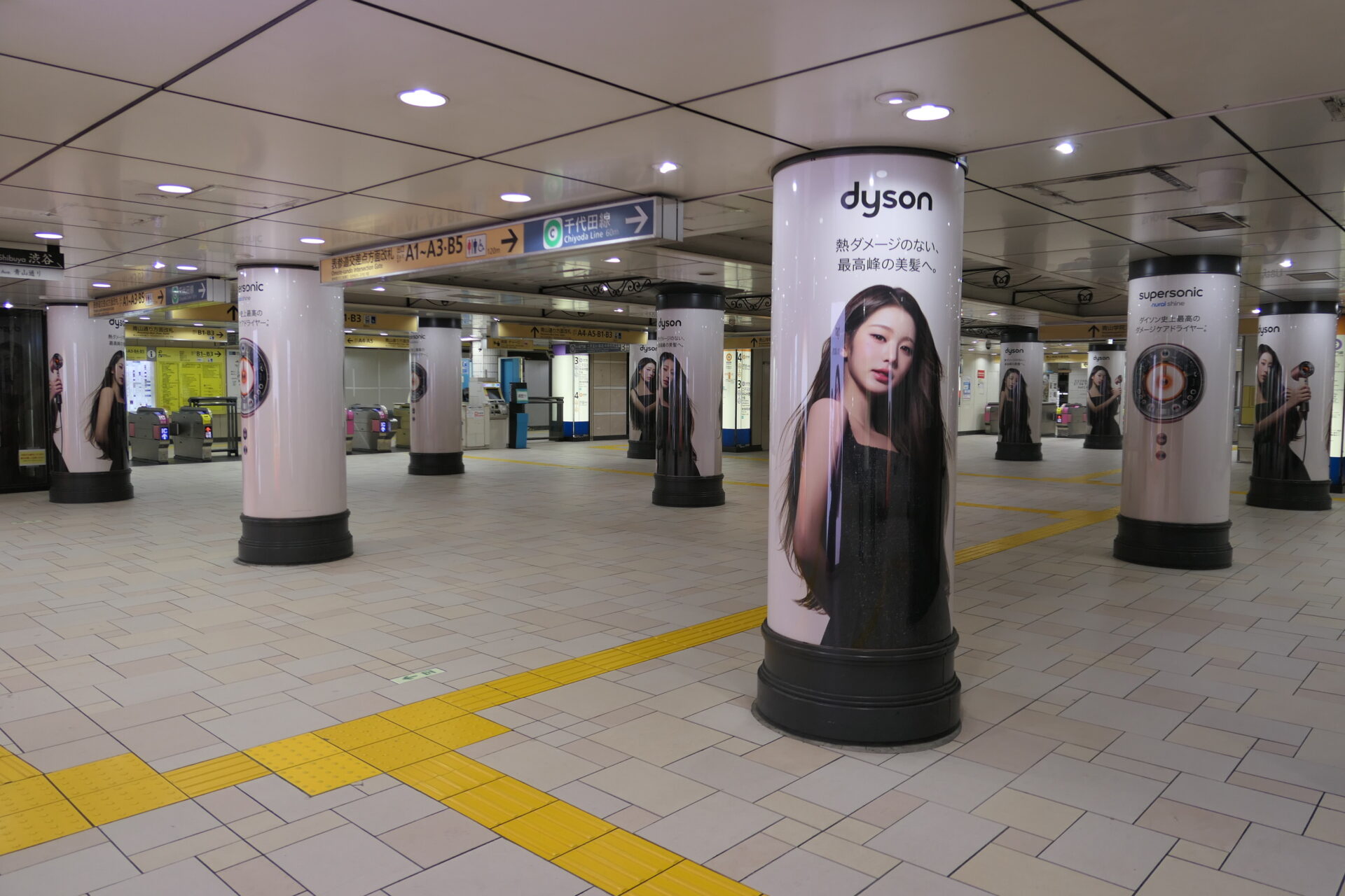 東京メトロ表参道柱巻