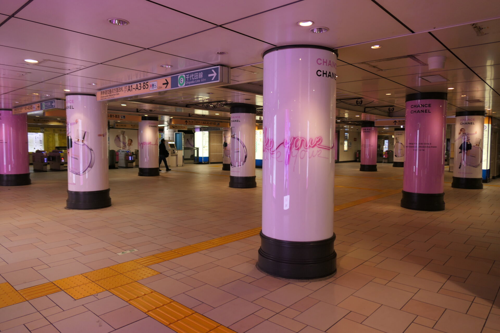 東京メトロ表参道柱巻