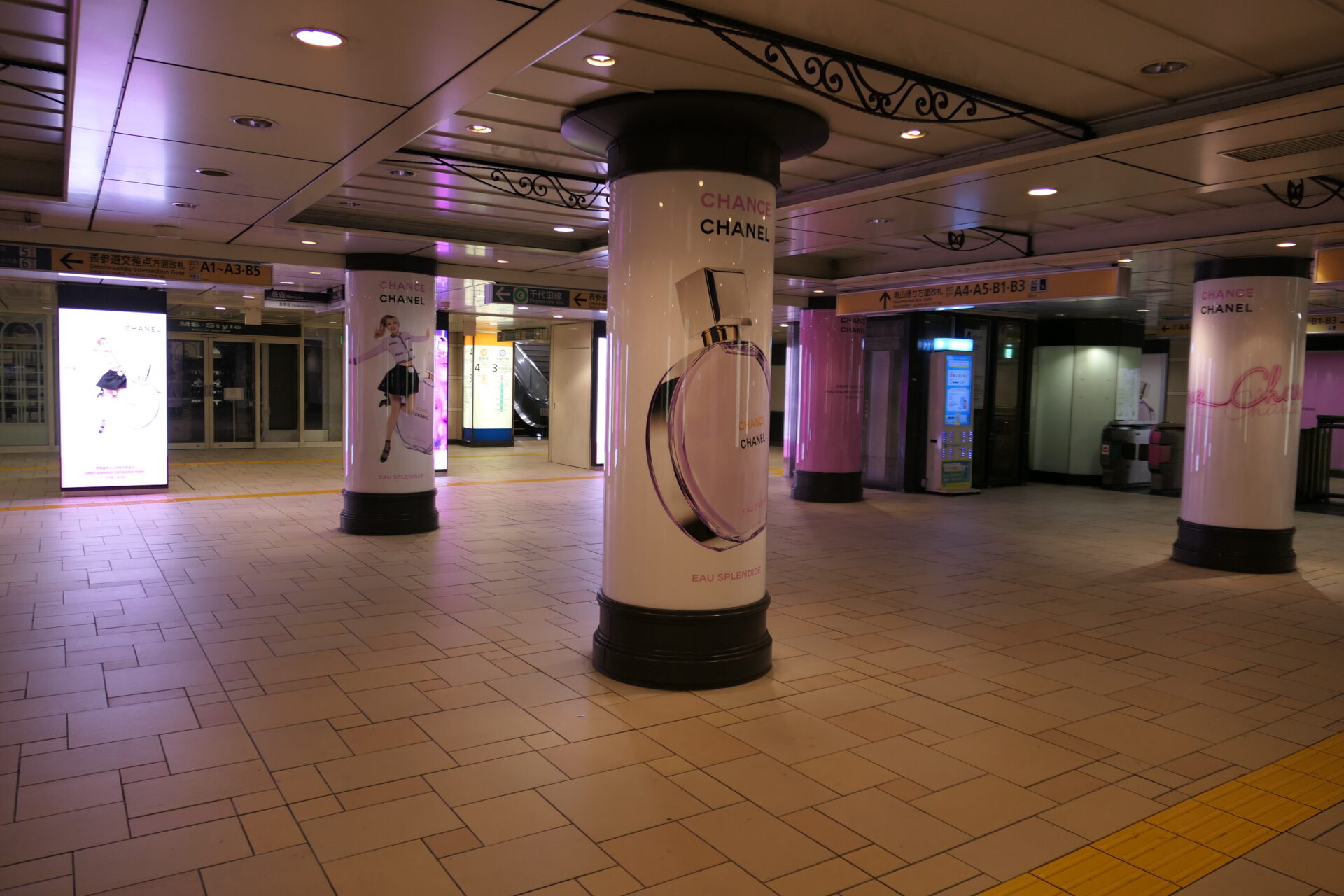 東京メトロ表参道柱巻