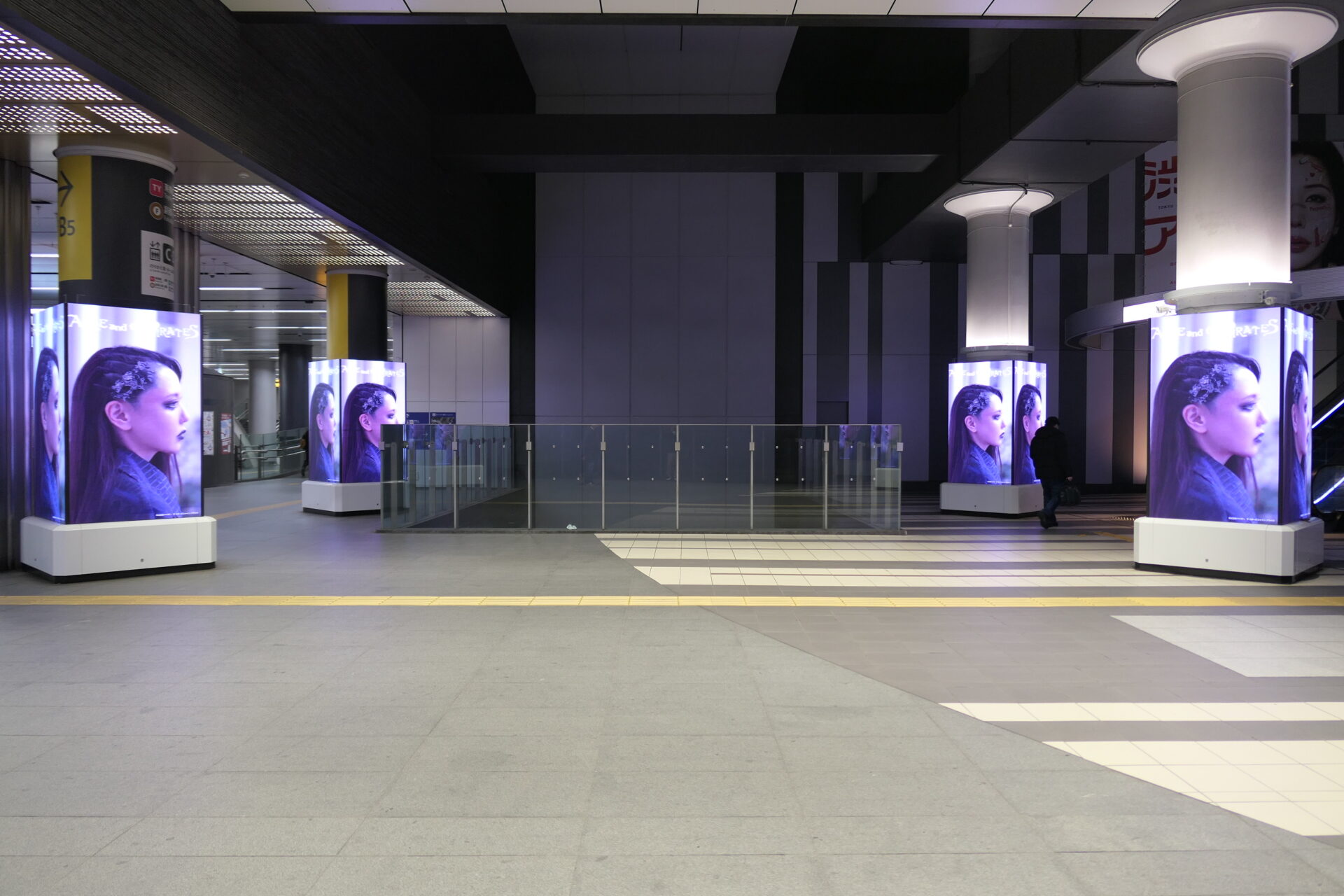 東急東横線渋谷TOQサイネージピラーヒカリエ改札前