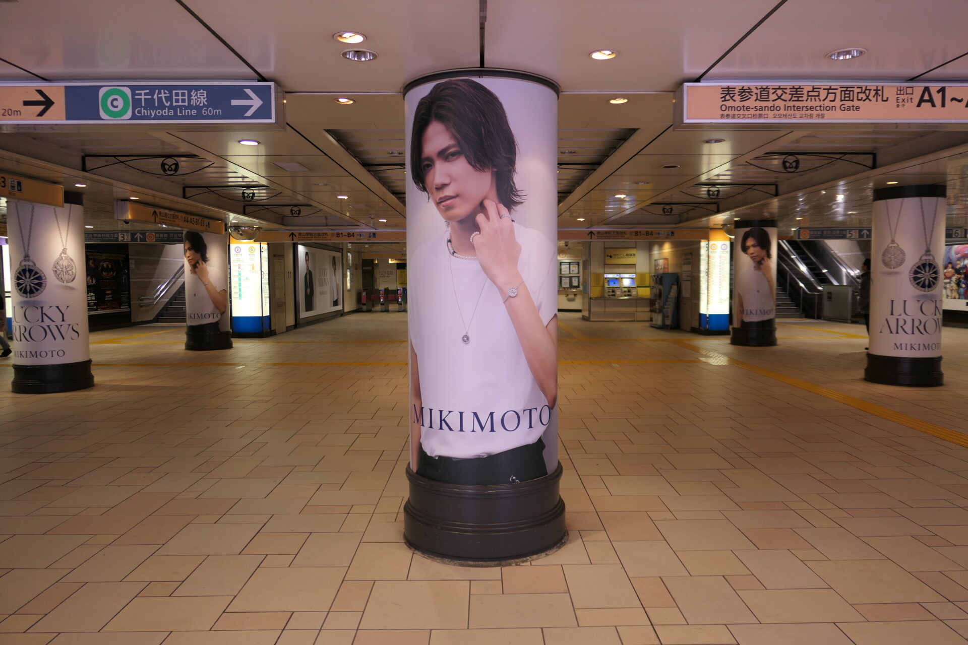 東京メトロ表参道柱巻