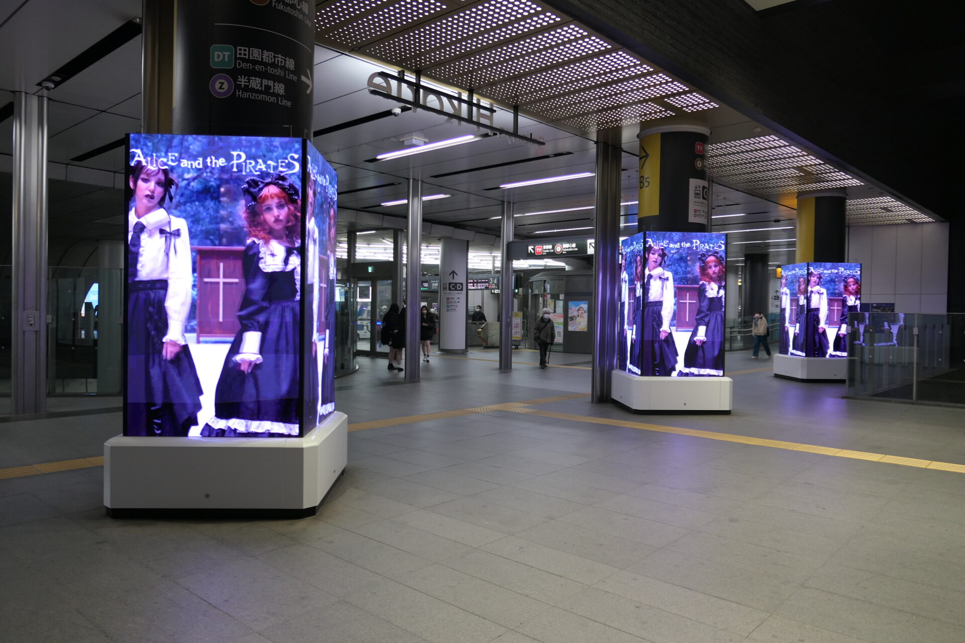 東急東横線渋谷TOQサイネージピラーヒカリエ改札前
