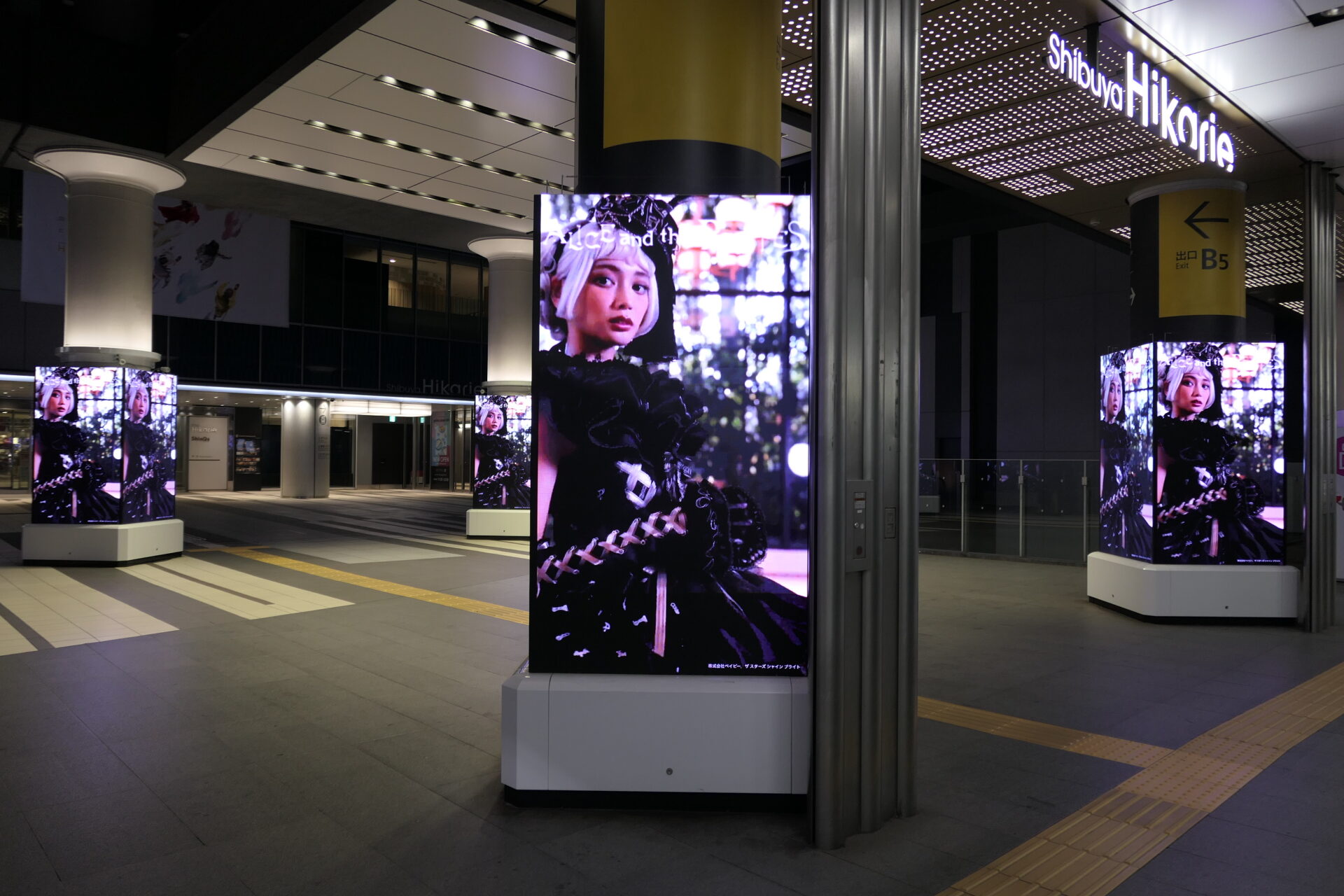 東急東横線渋谷TOQサイネージピラーヒカリエ改札前