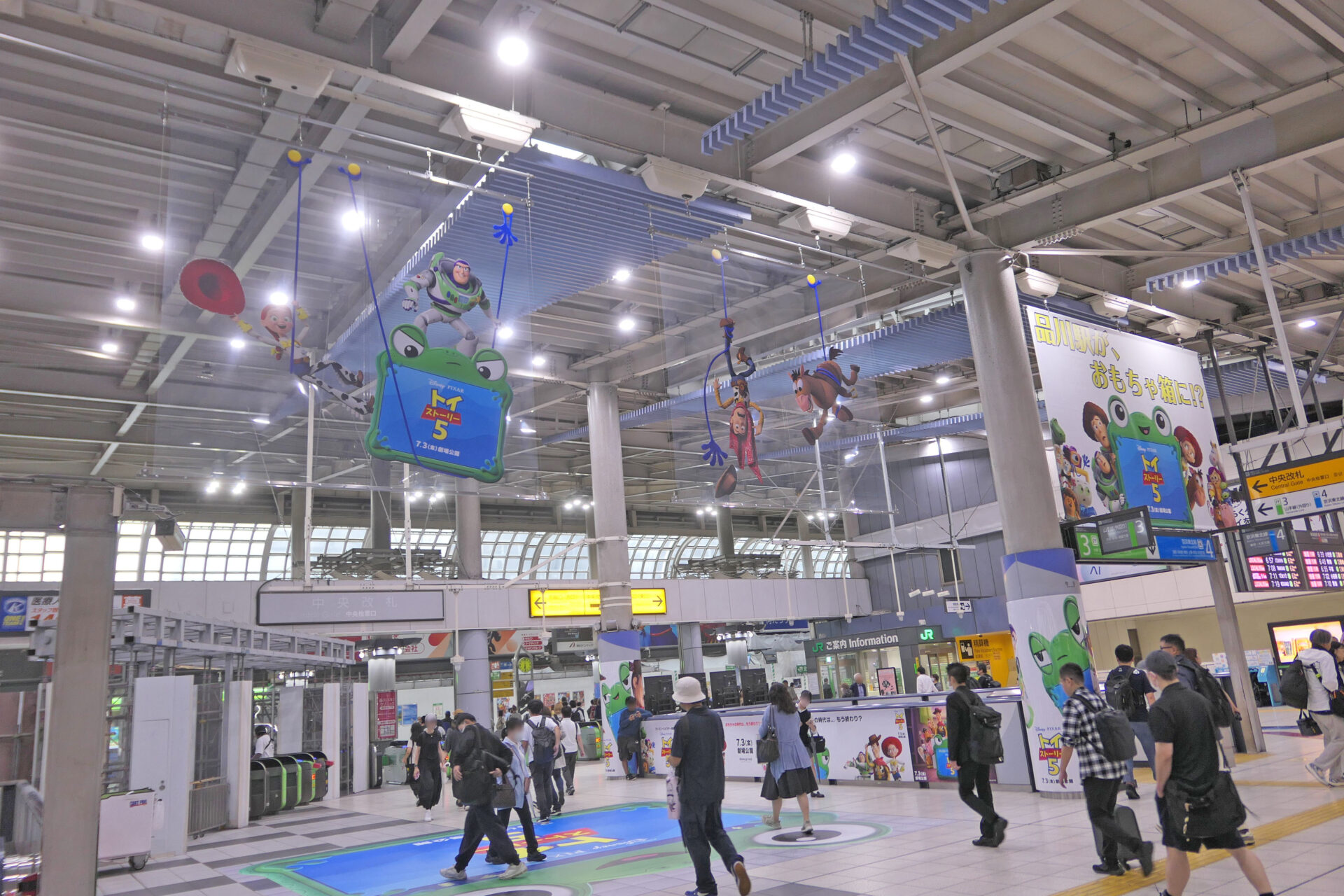 JR品川駅にてフラッグ広告
