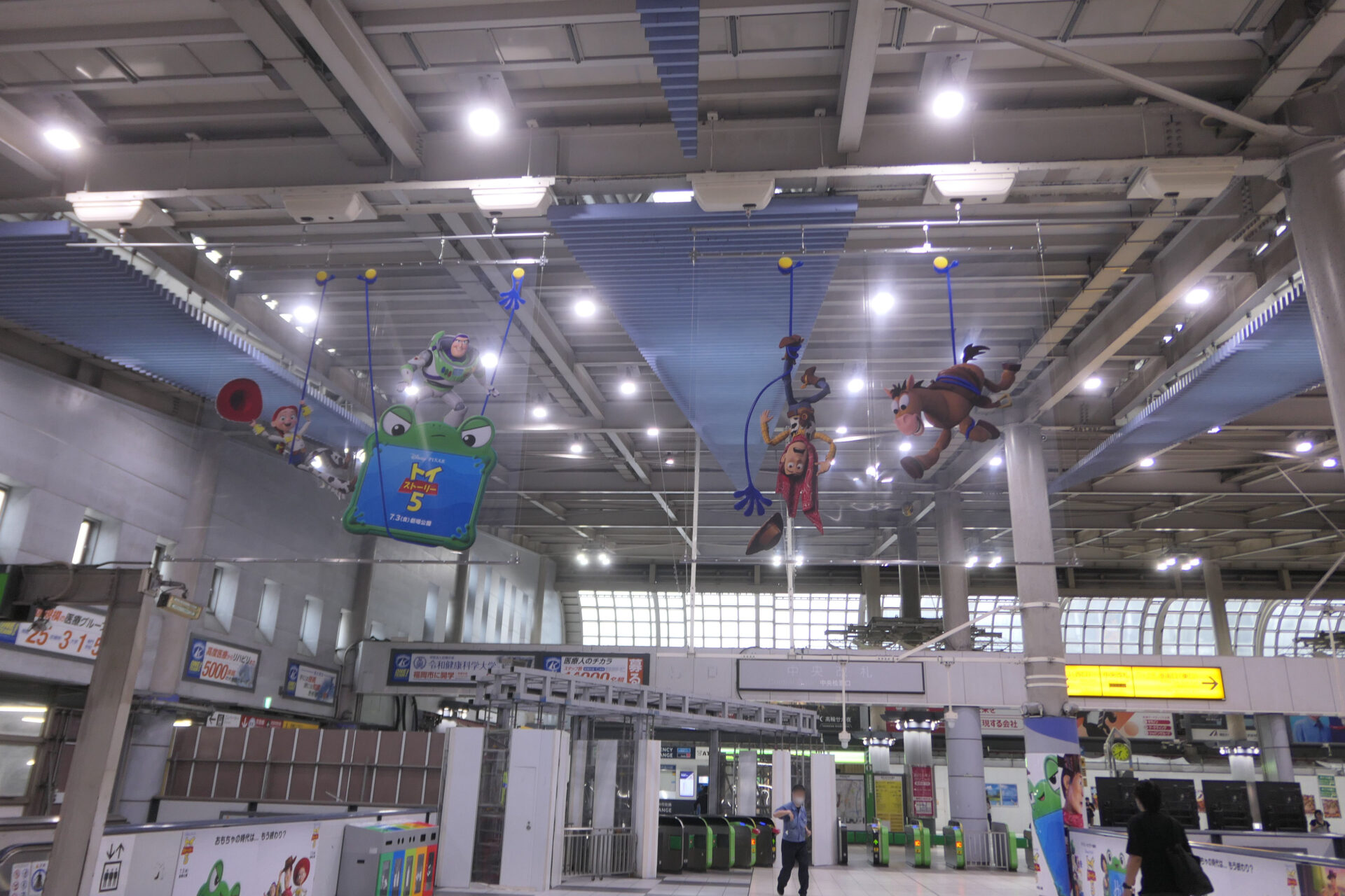 JR品川駅にてフラッグ広告